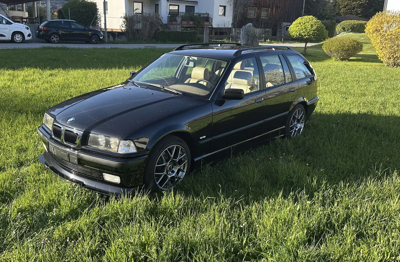 BMW 318 i touring Schwarz - 1
