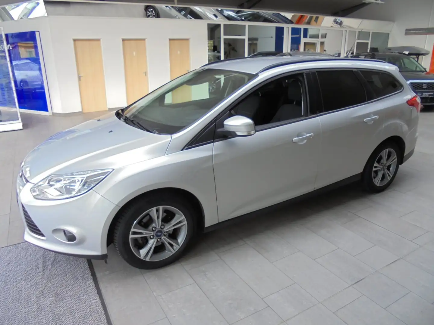 Ford Focus Kombi 1.0 EcoBoost  SYNC Edition Navigation Zilver - 2