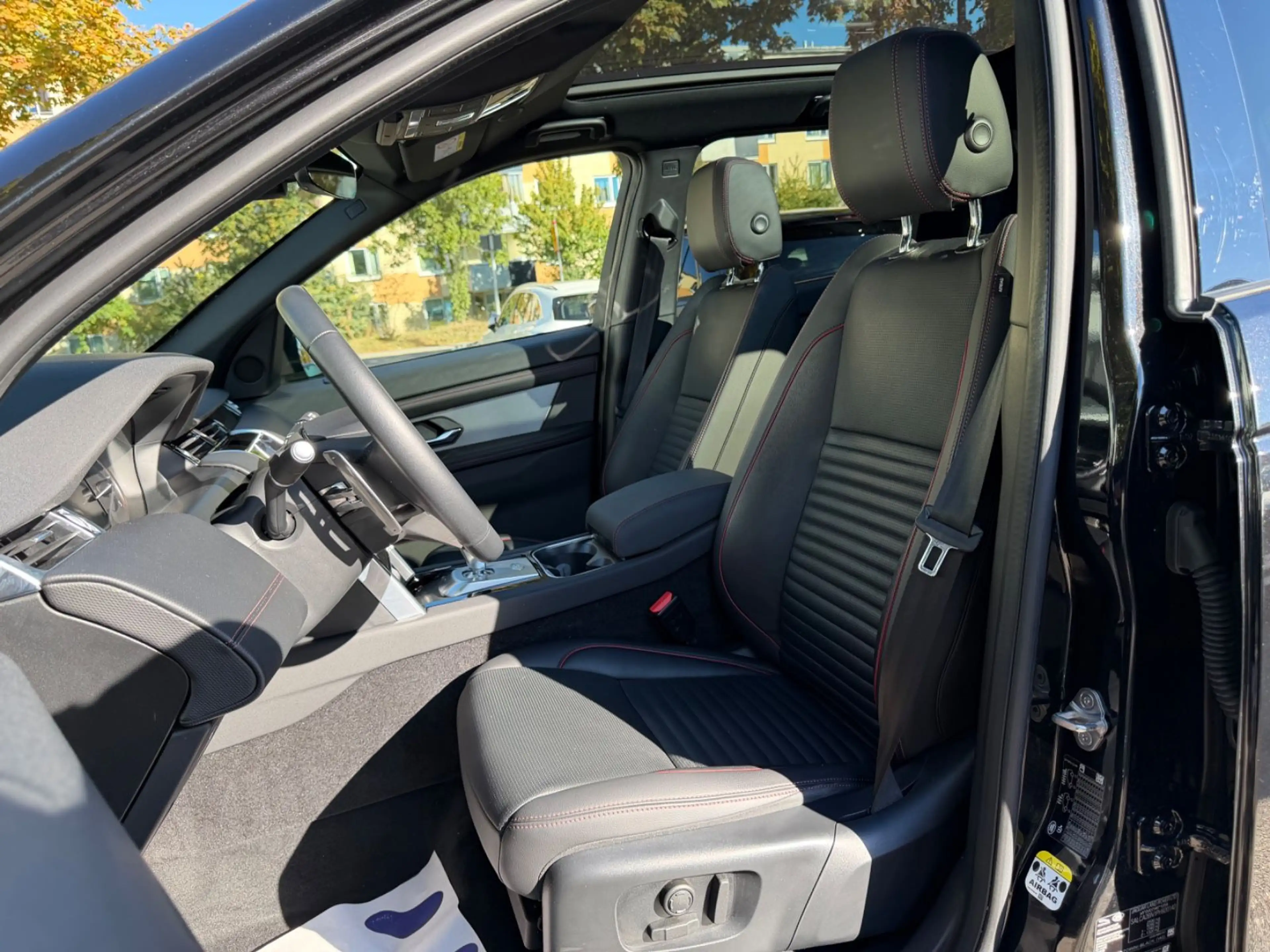 Land Rover Discovery Sport R-Dyn SE AWD~Pano~Black~Ambi~Kam — photo 9