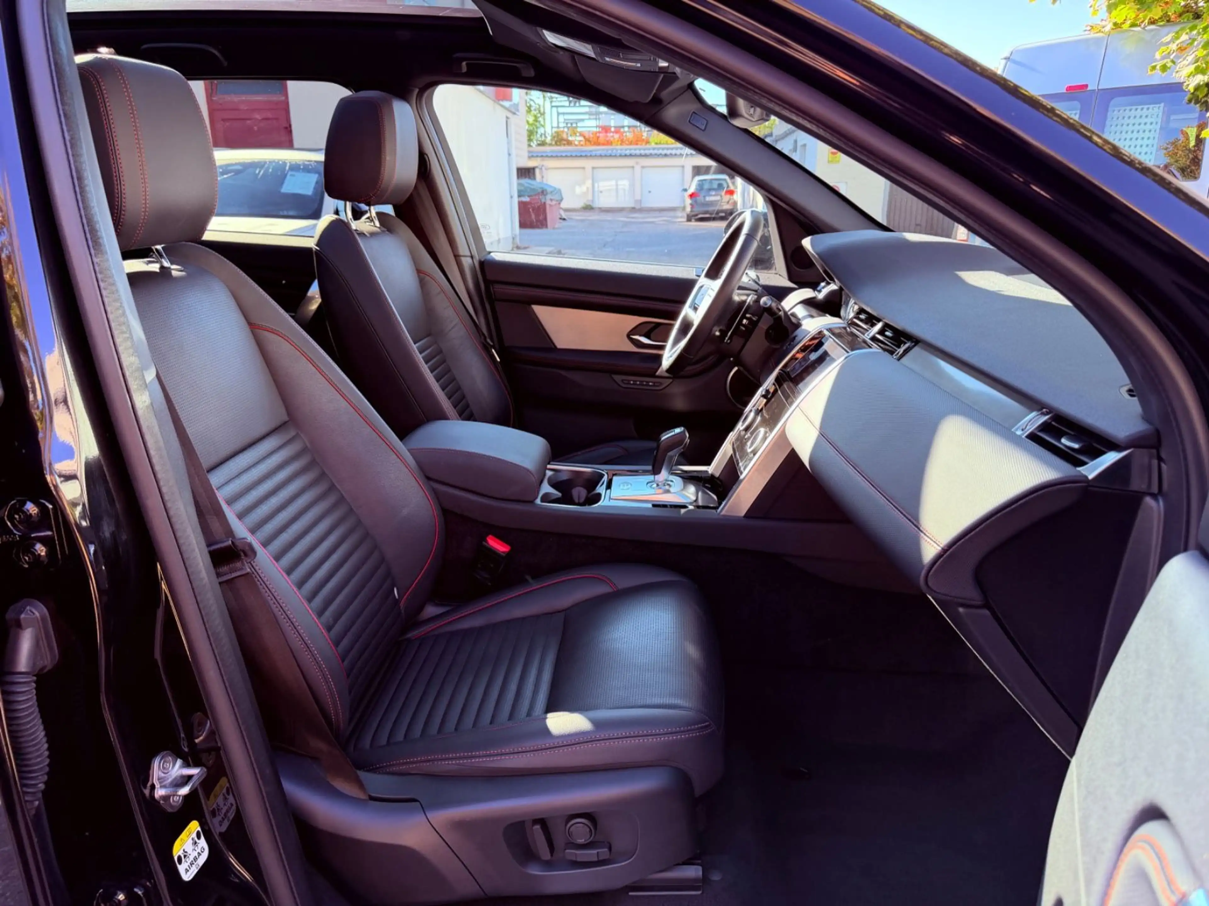 Land Rover Discovery Sport R-Dyn SE AWD~Pano~Black~Ambi~Kam — photo 13