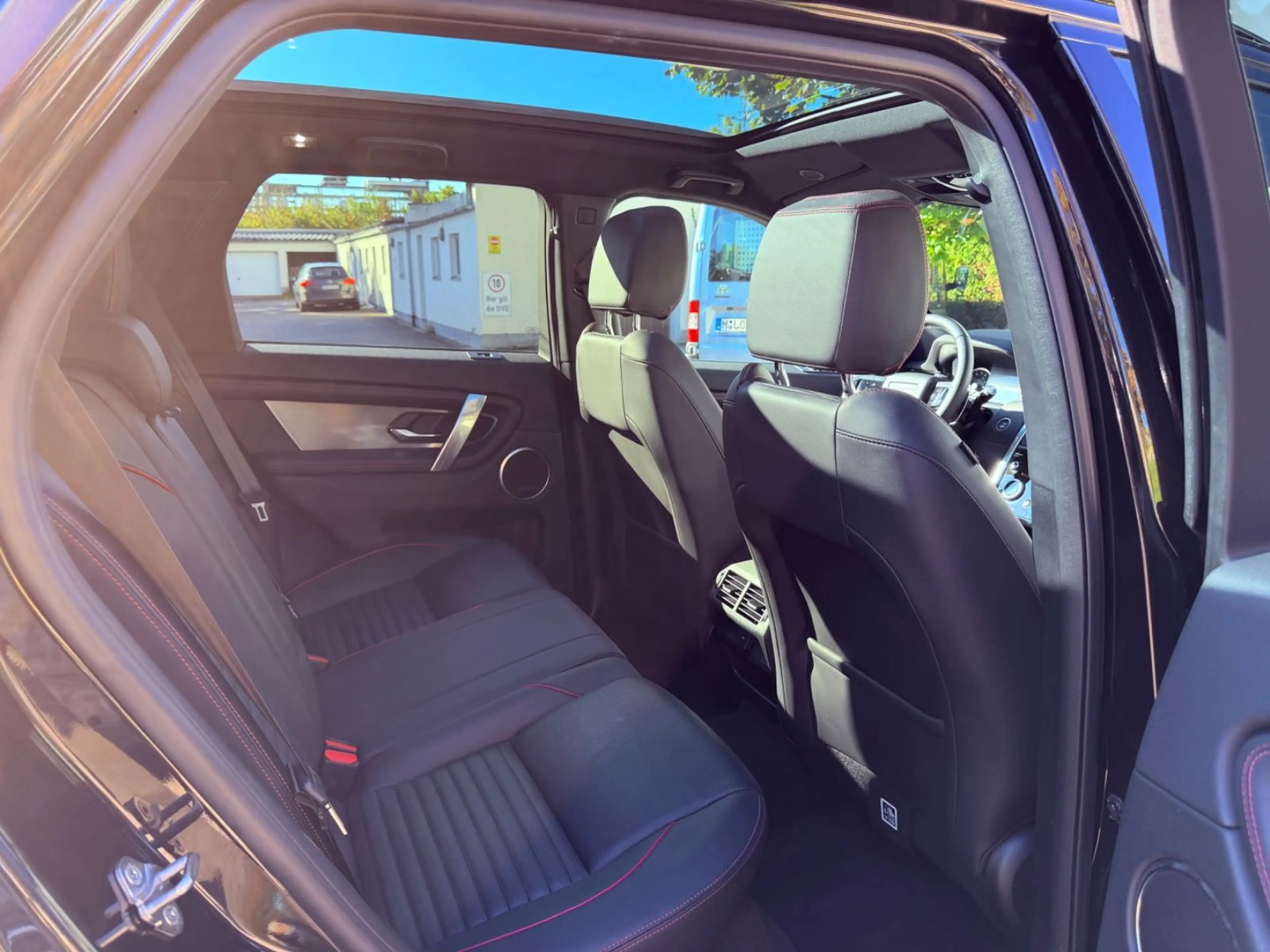 Land Rover Discovery Sport R-Dyn SE AWD~Pano~Black~Ambi~Kam — photo 12