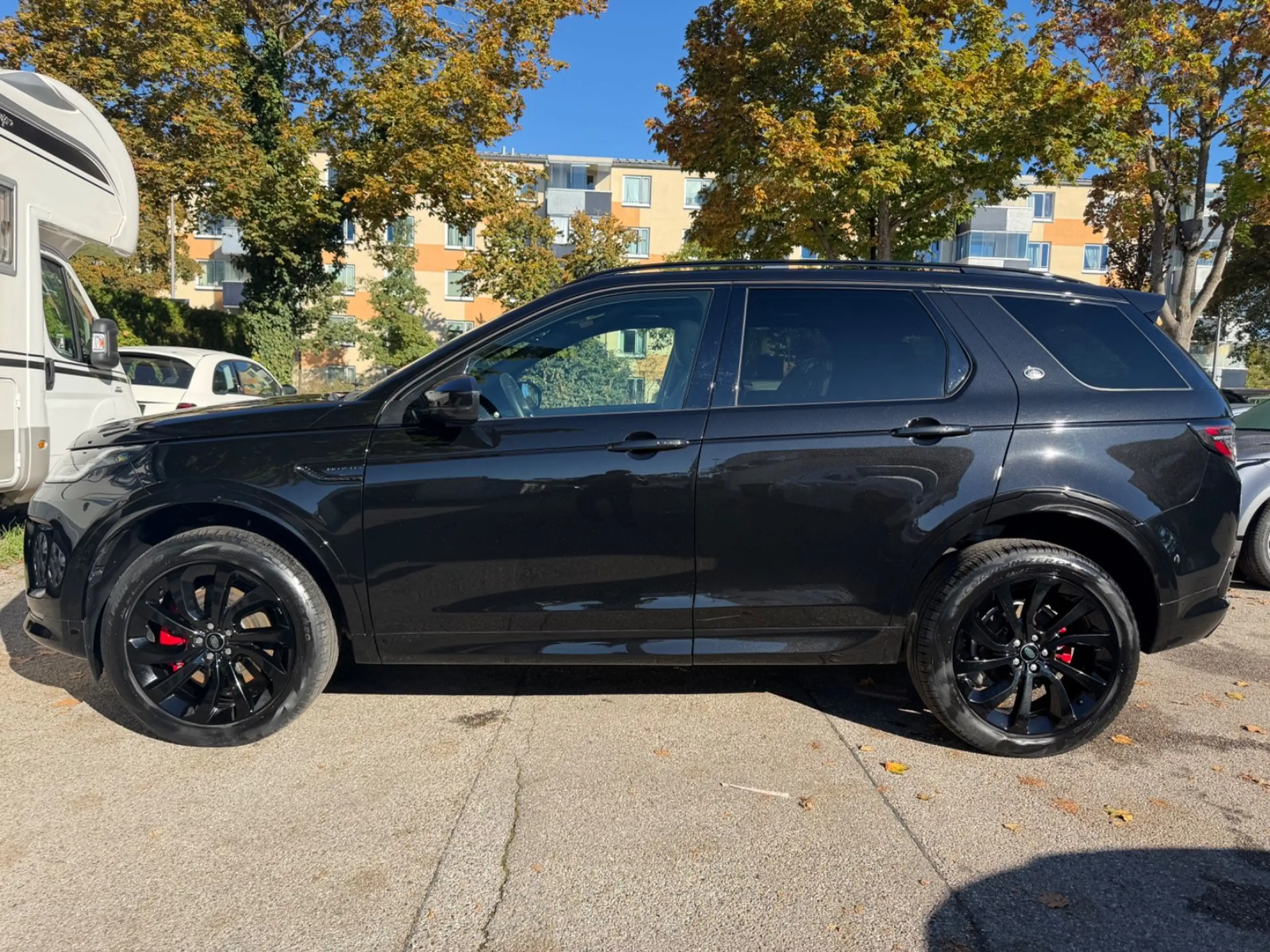Land Rover Discovery Sport R-Dyn SE AWD~Pano~Black~Ambi~Kam — photo 2