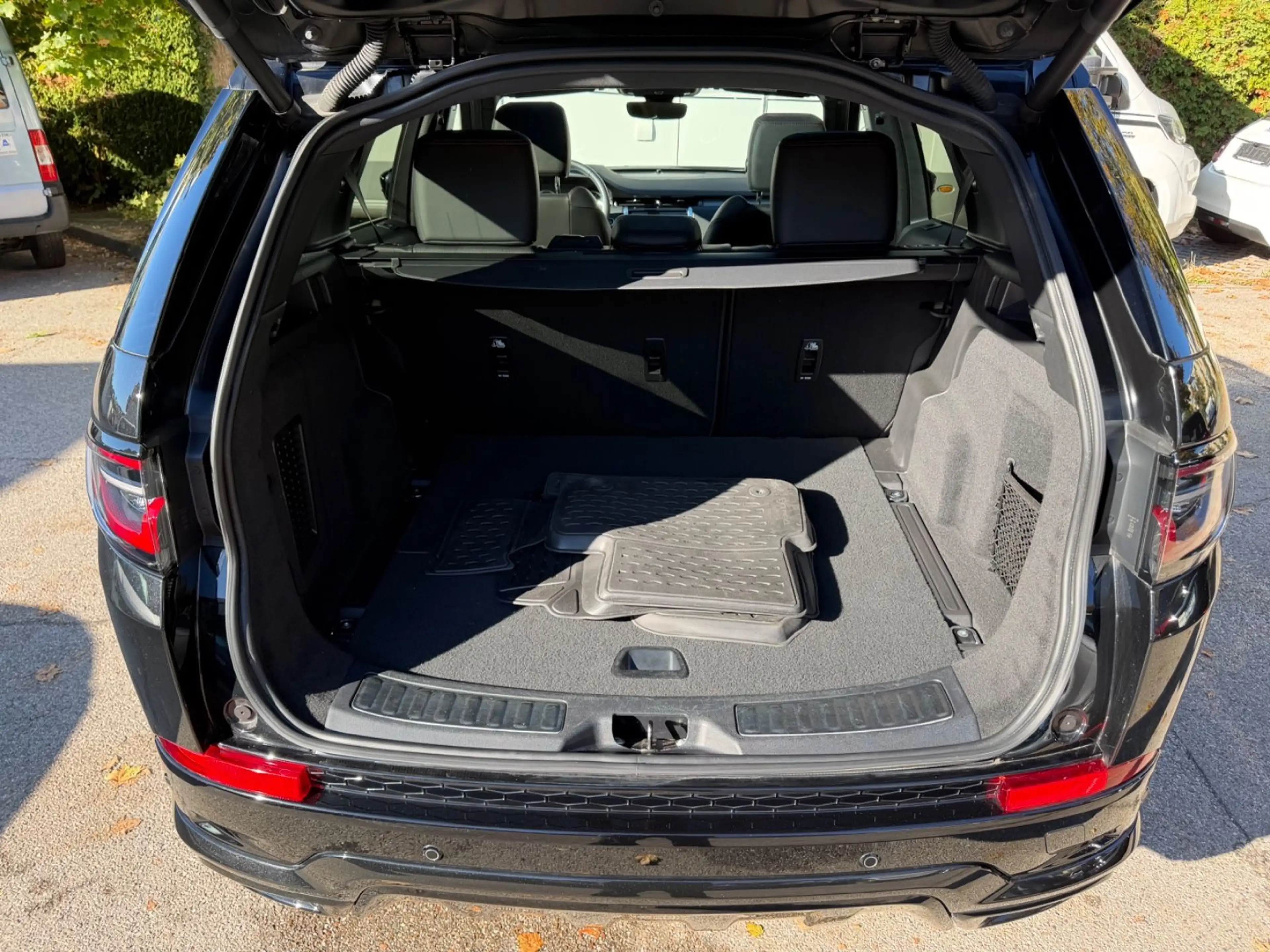 Land Rover Discovery Sport R-Dyn SE AWD~Pano~Black~Ambi~Kam — photo 11