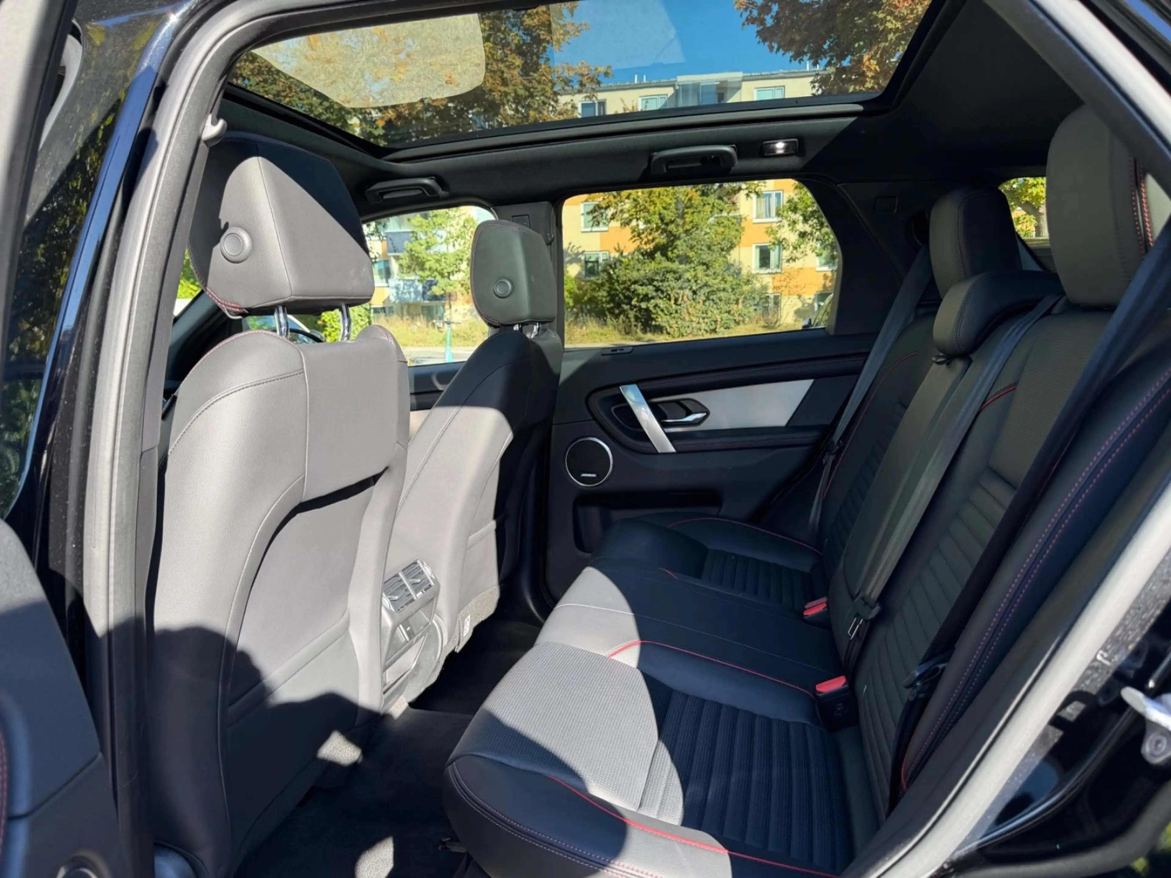 Land Rover Discovery Sport R-Dyn SE AWD~Pano~Black~Ambi~Kam — photo 10