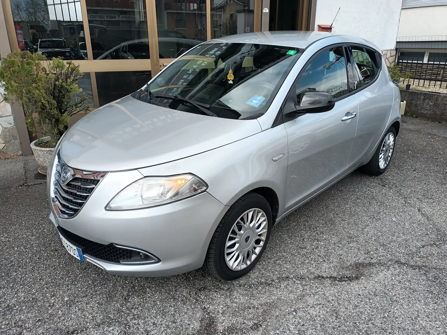 Lancia Ypsilon 1.3 mjt Gold S&S/TAGLIANDATA Gris - 2