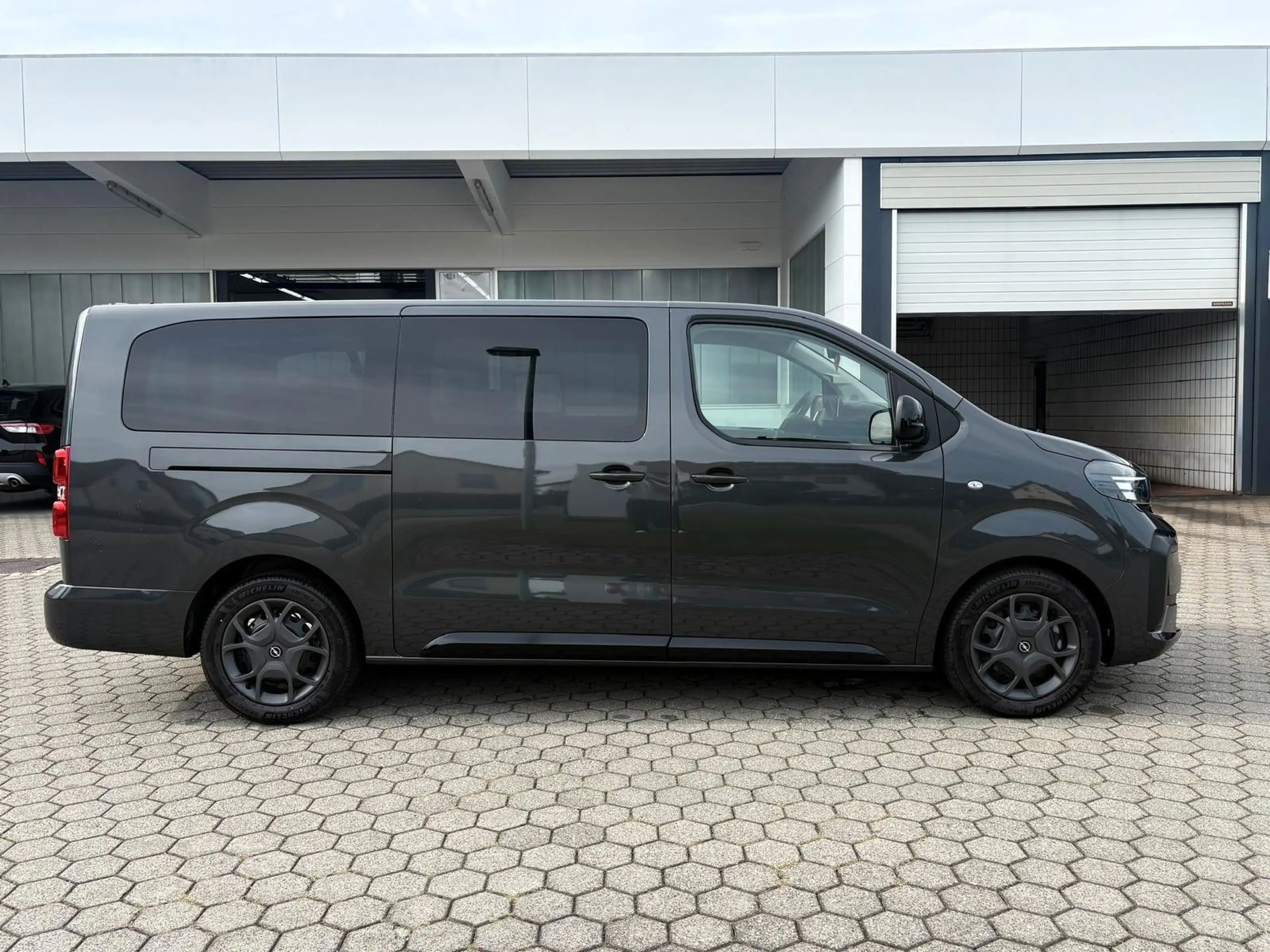 Opel Zafira Life Zafira 2.2 Buisness Edition LED TEMPOMAT — photo 7