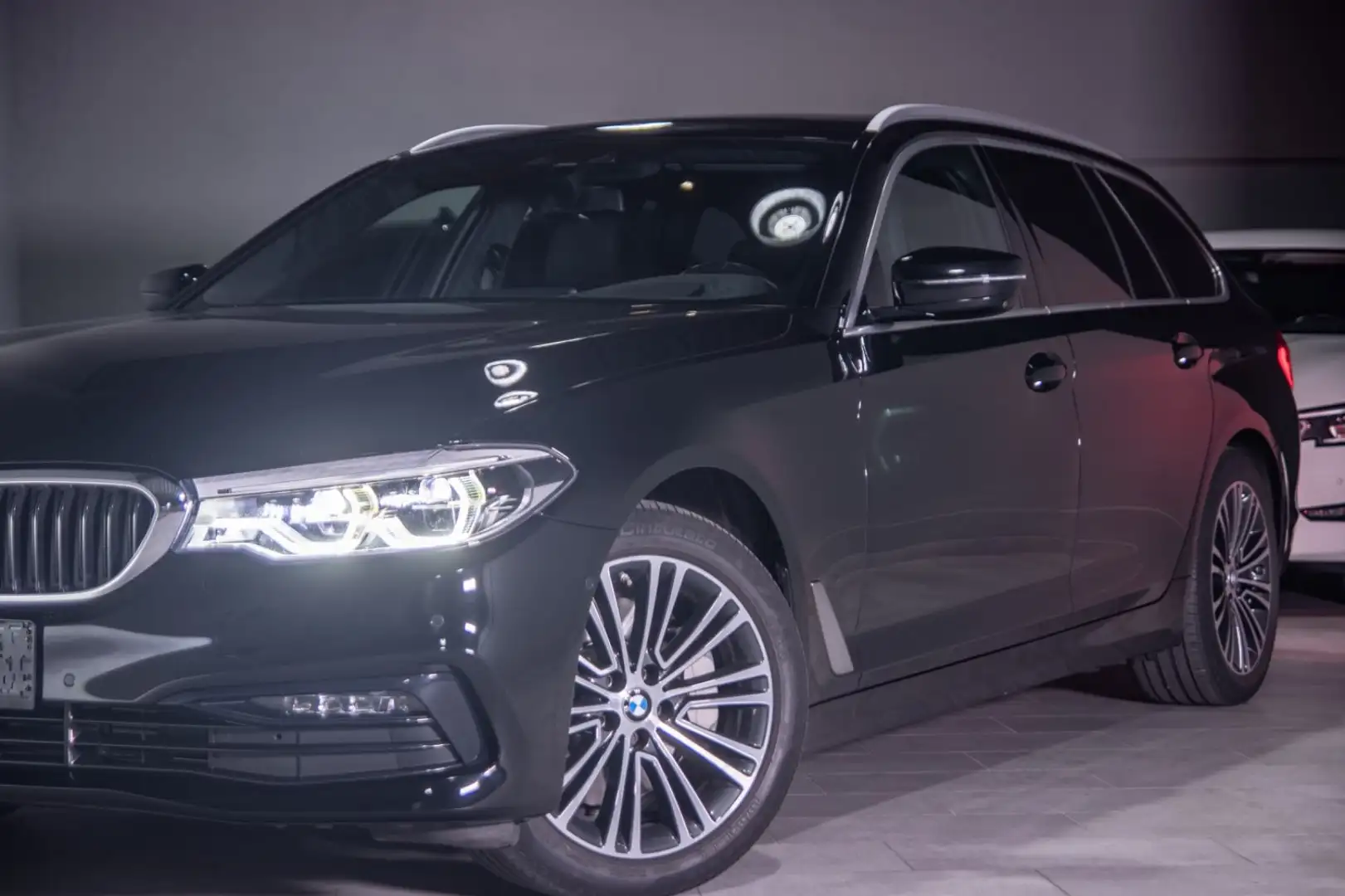 BMW 530 d Touring xDrive Sport Line HUD/Pano/360° Noir - 2