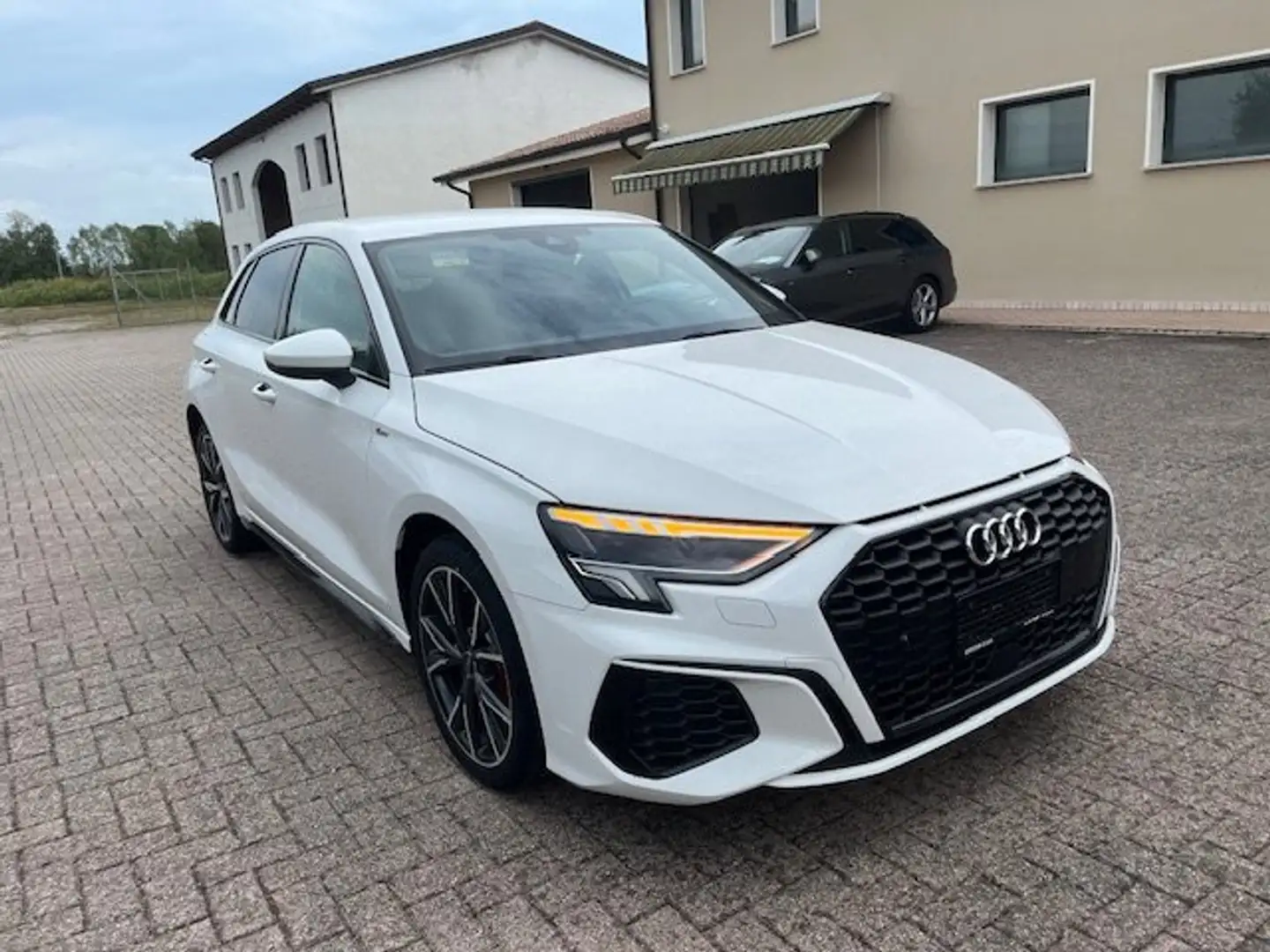 Audi A3 A 3 40 TFSI E  DSG  s line VIRTUAL 150 cv MATRIX Bianco - 2