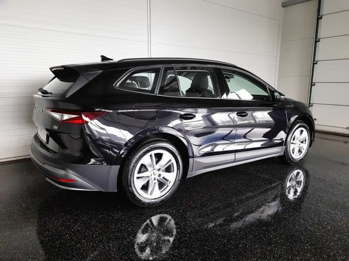 Skoda Enyaq 50 iV AUT *TEILLEDER / 19 ZOLL / VOLL-LED / NAVI / KAMERA / TEMPOMAT / KEYLESS / VERKEHRSZEICHENASSIST* Schwarz - 2