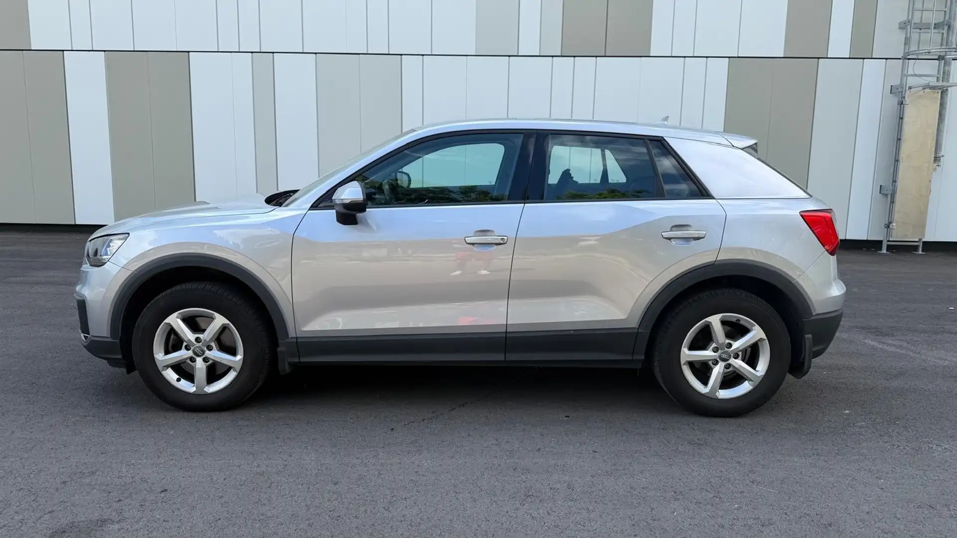 Audi Q2 basis ultra Grau - 2