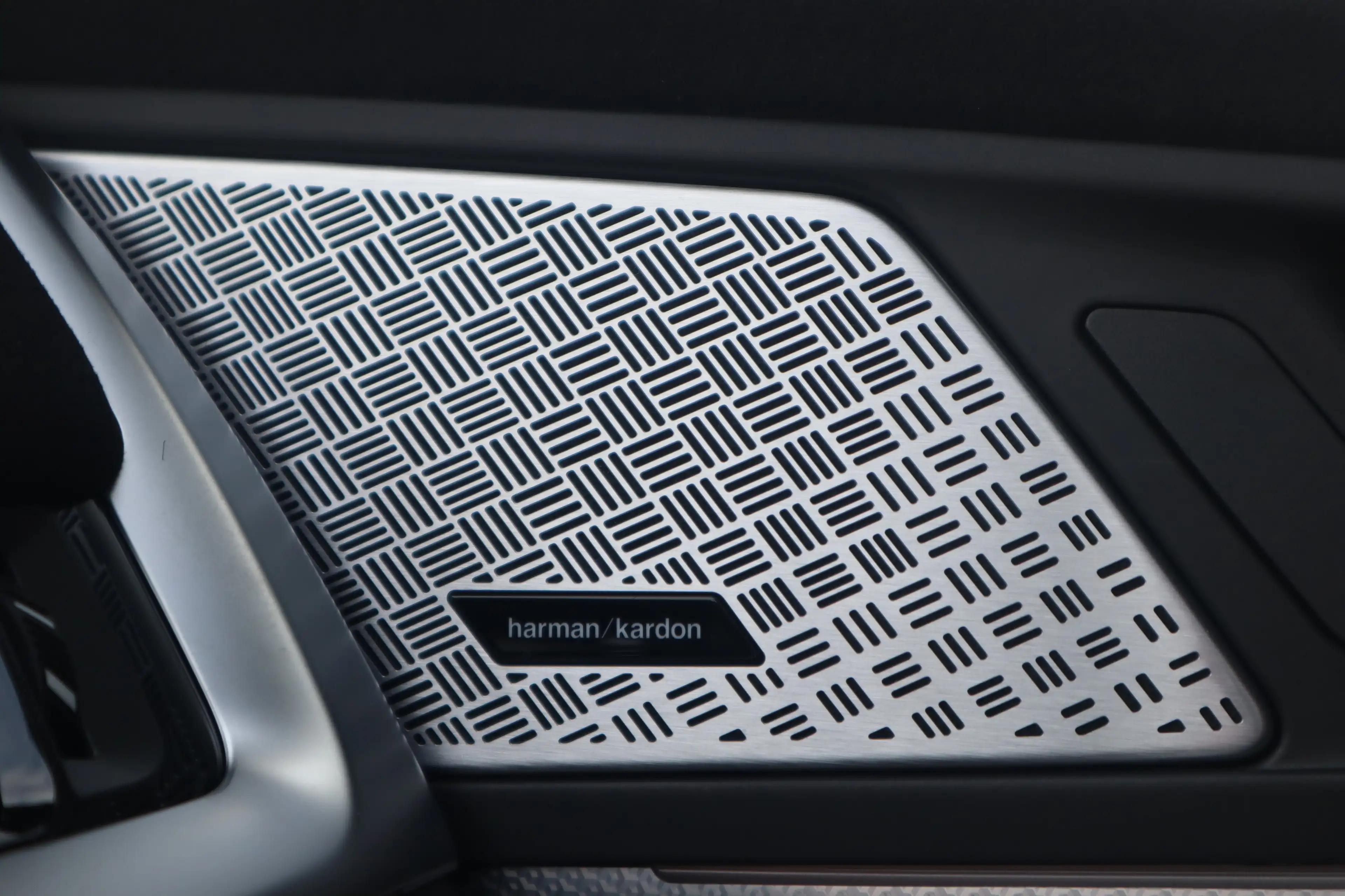 BMW iX2 eDrive20 — photo 13