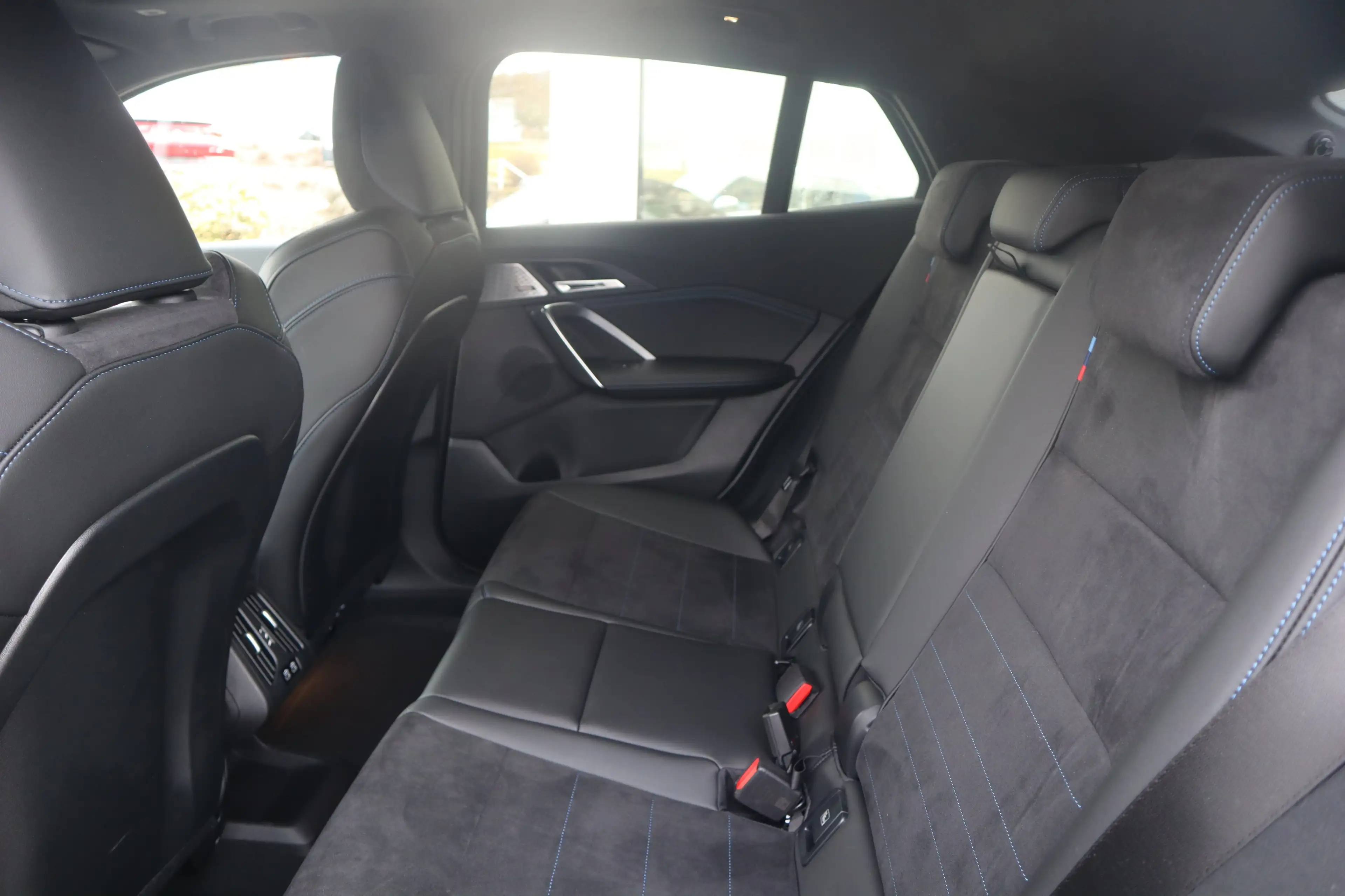 BMW iX2 eDrive20 — photo 6