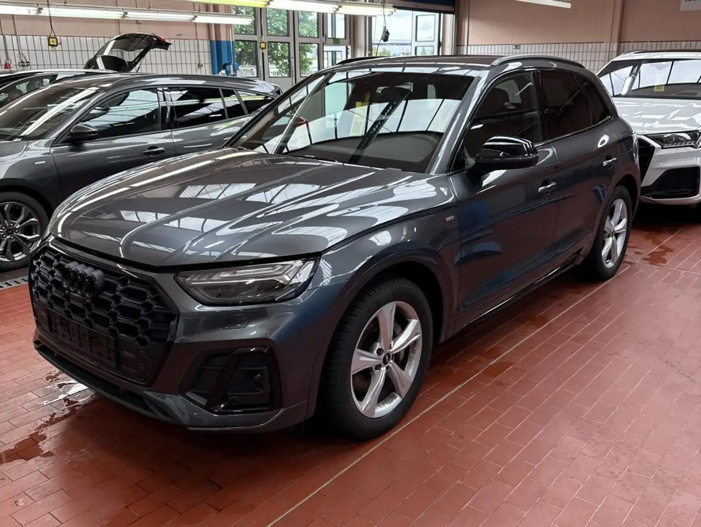 Audi Q5 55TFSIe 2x S LINE BLACK 20Z/MATRIX/AIRSUS/AHK Grau - 1