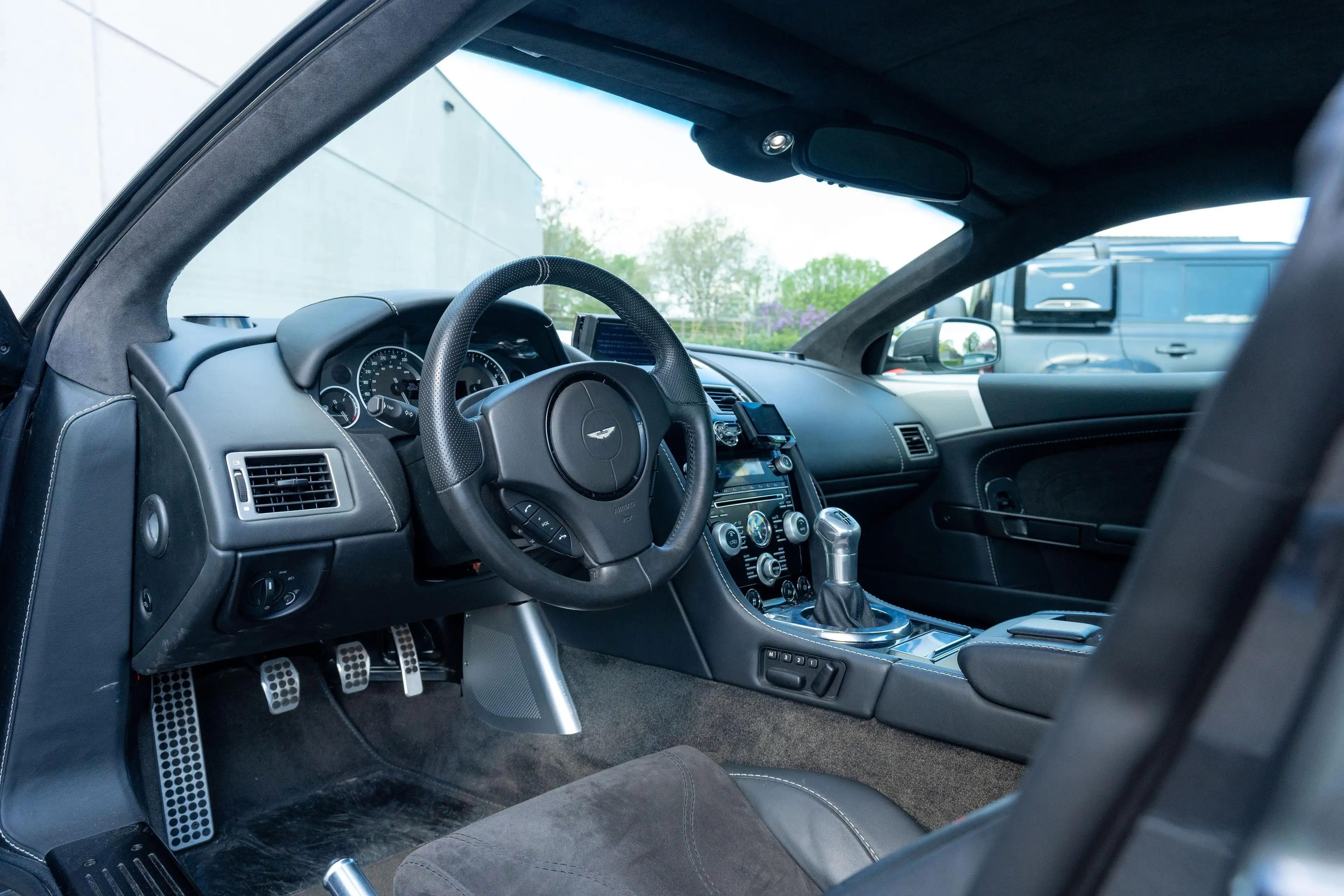 Aston Martin DBS DBS 5.9i V12 / MANUAL / CARBON — photo 12