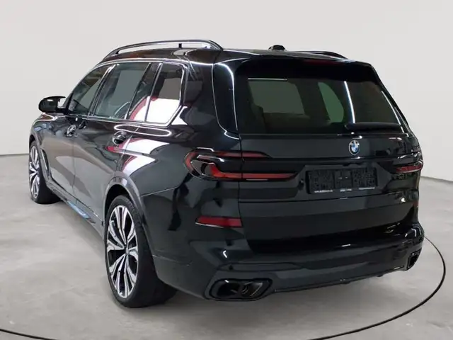 BMW X7 view 5