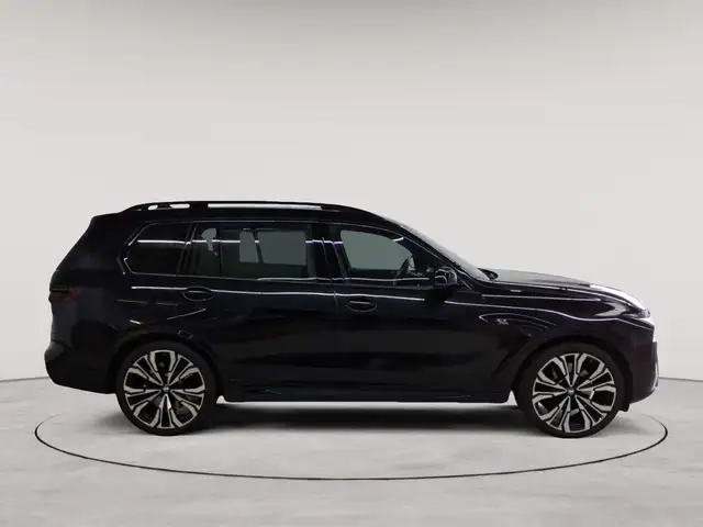 BMW X7 view 3