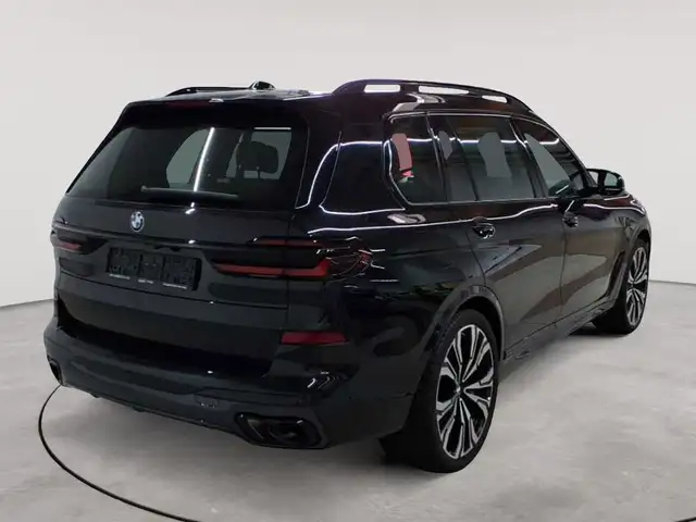 BMW X7 view 4