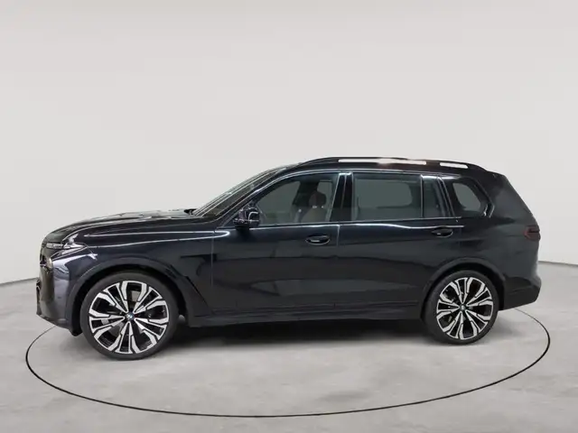 BMW X7 view 6