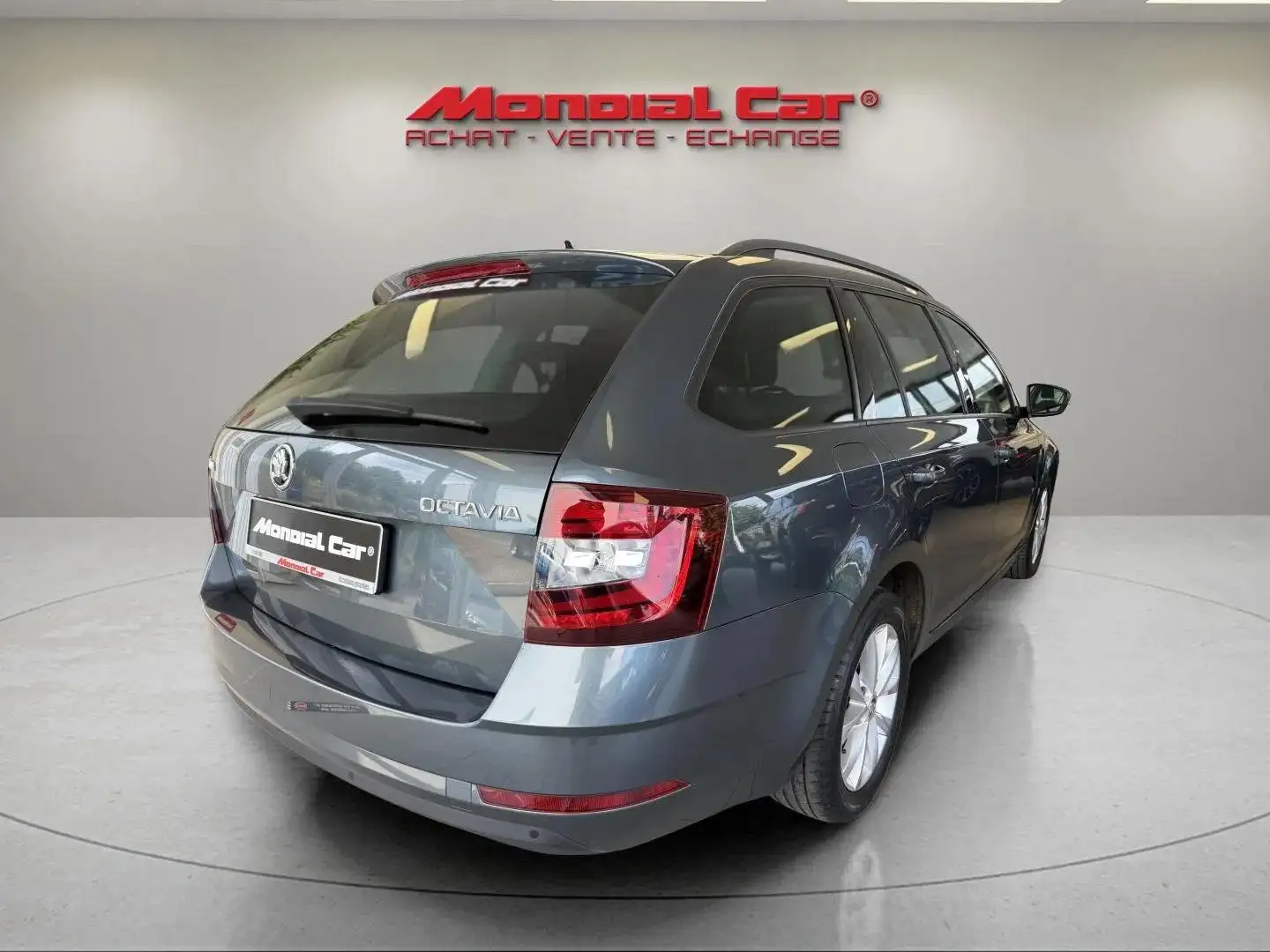 Skoda Octavia Octavia SW 1.6TDi*Navi*CarPlay*Prêt à immat* Grijs - 2