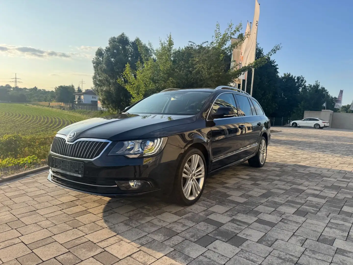Skoda Superb Combi Elegance 4x4* 1.Hand* VOLL* Schwarz - 1
