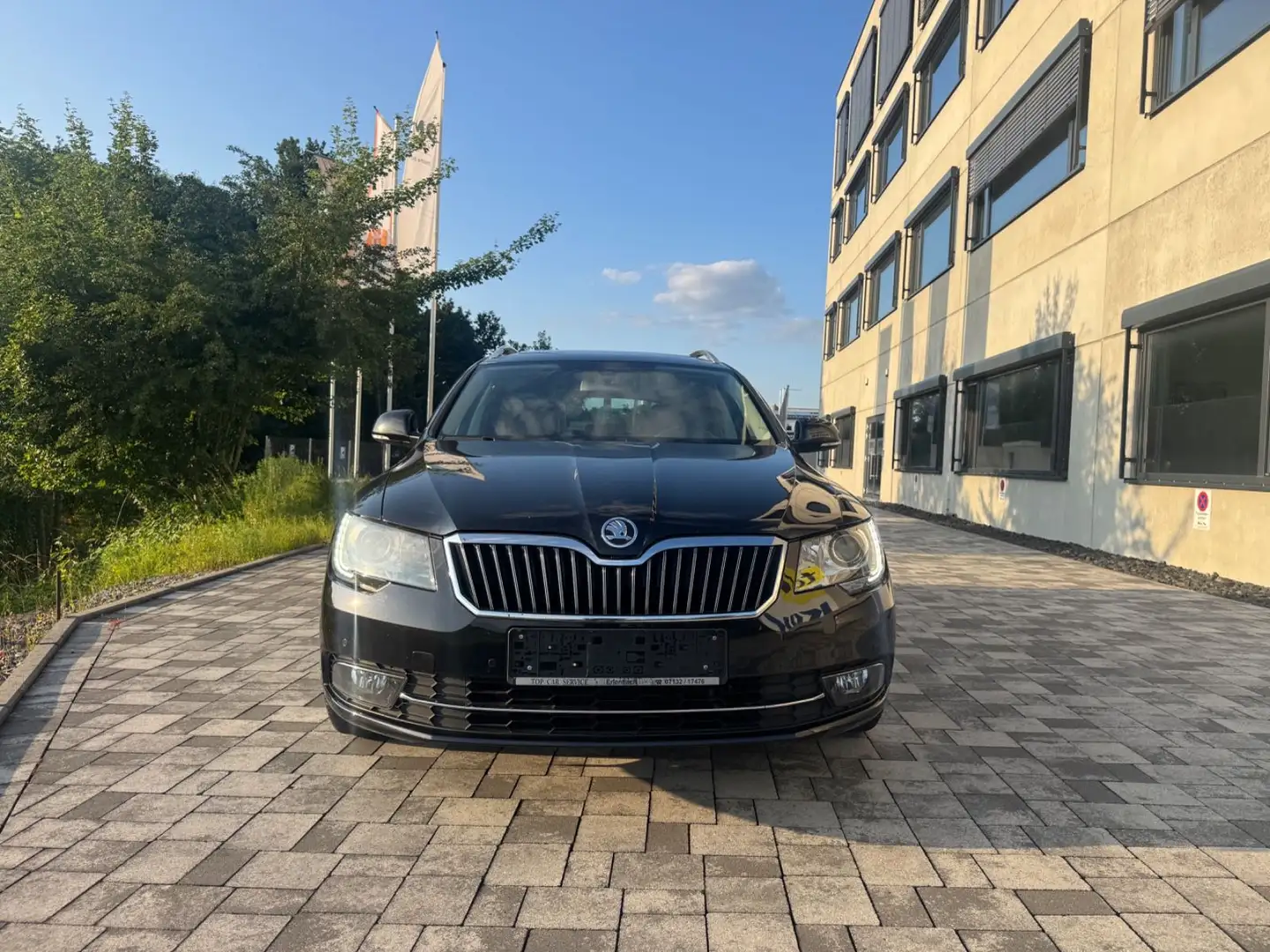 Skoda Superb Combi Elegance 4x4* 1.Hand* VOLL* Schwarz - 2