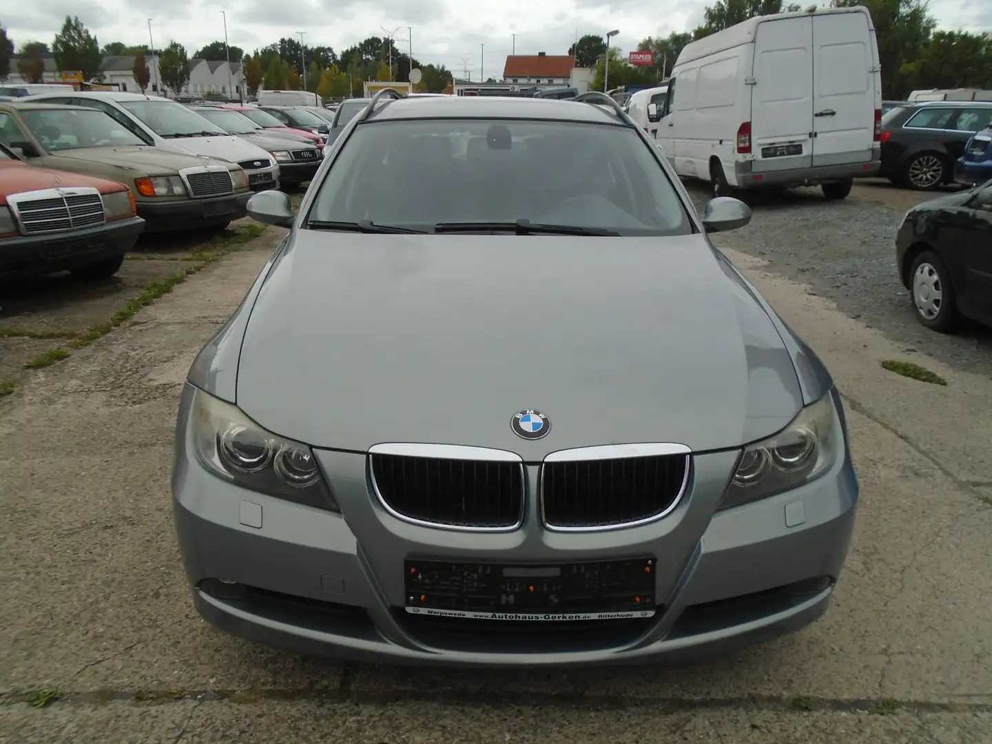 BMW 320 BMW 320 i 137350 km -Neue TÜV Möglich Grau - 1