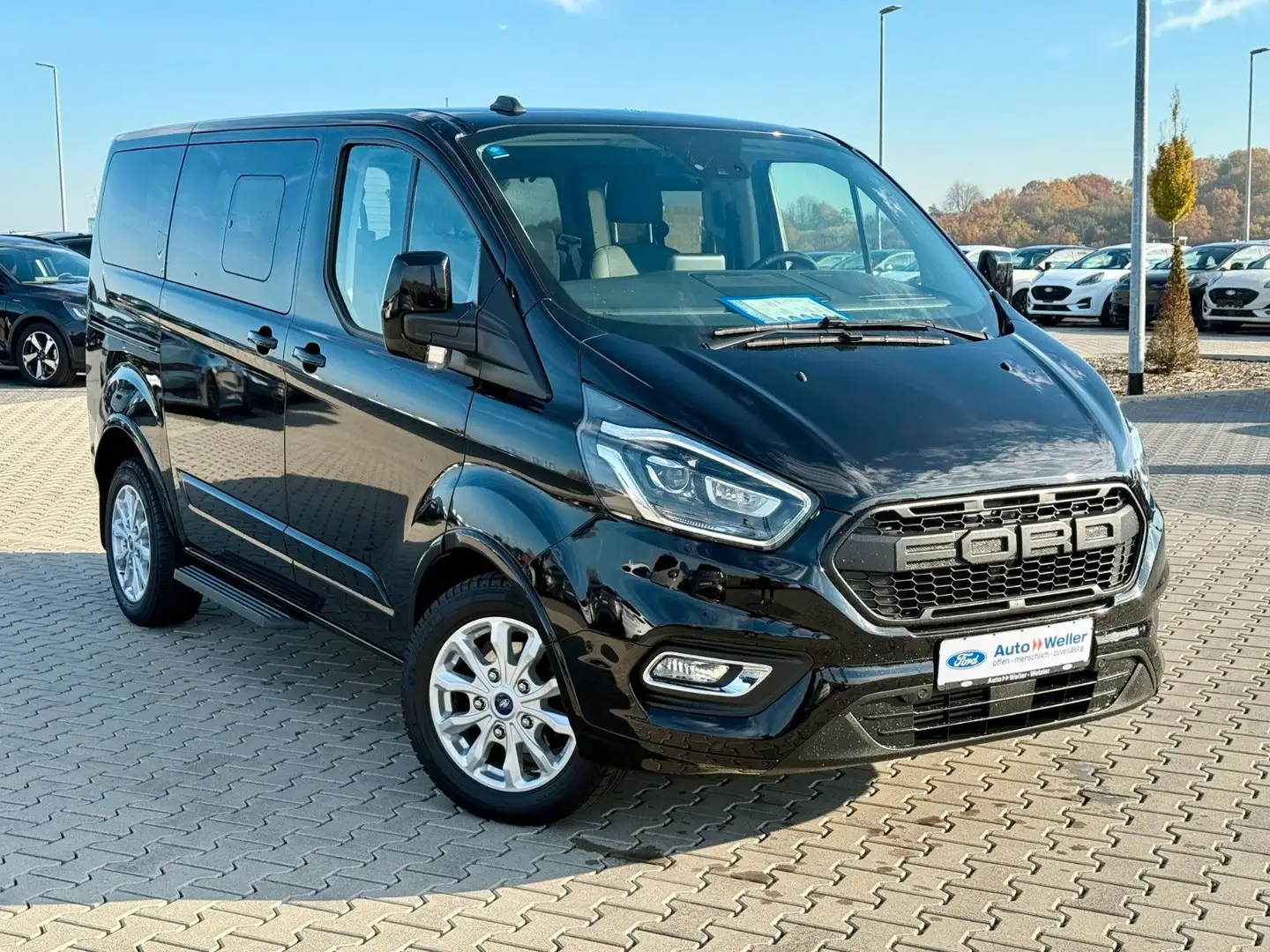 Ford Tourneo Custom 2.0 TDCi L1 Titanium Bi-Xenon Schwarz - 2