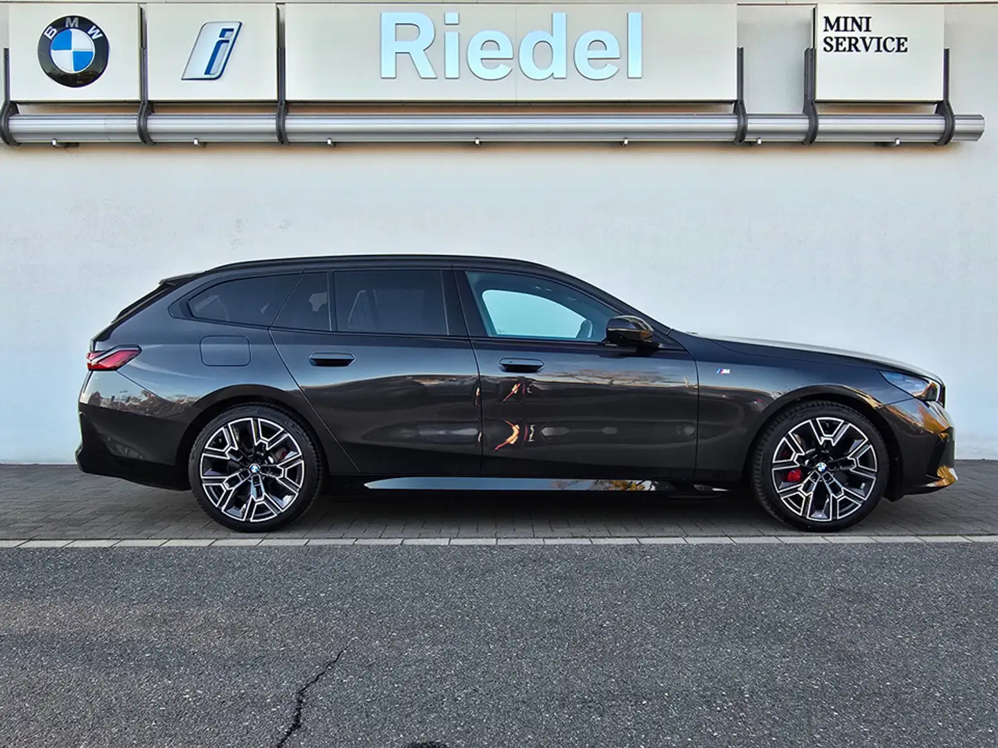 BMW i5 eDrive40 Touring M SportpaketPro Pano DAPro Grau - 2