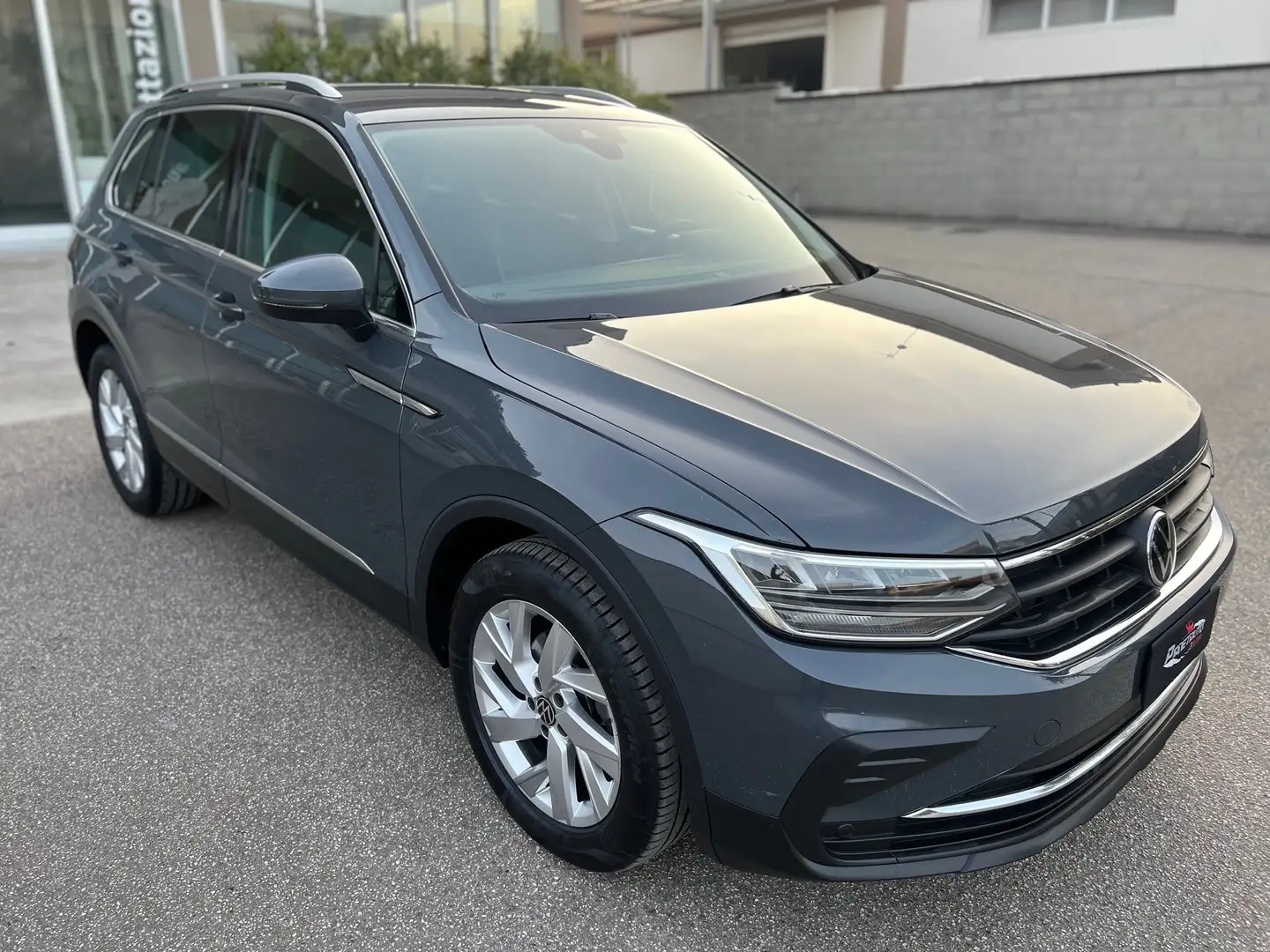Volkswagen Tiguan 2.0 tdi Life 4motion 150cv DSG LED/NAVI/PDC PERF. Grijs - 1