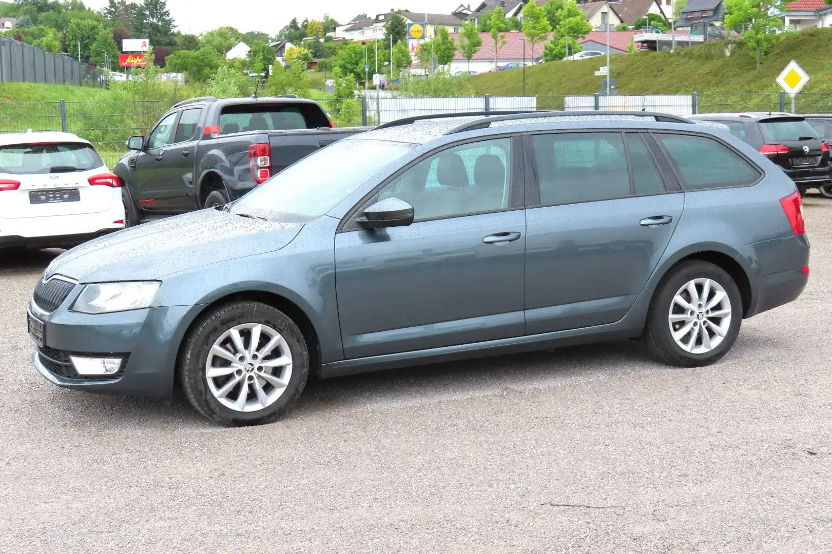 Skoda Octavia Combi TDi Navi Klimaaut Sitzheiz CarPlay Grau - 2