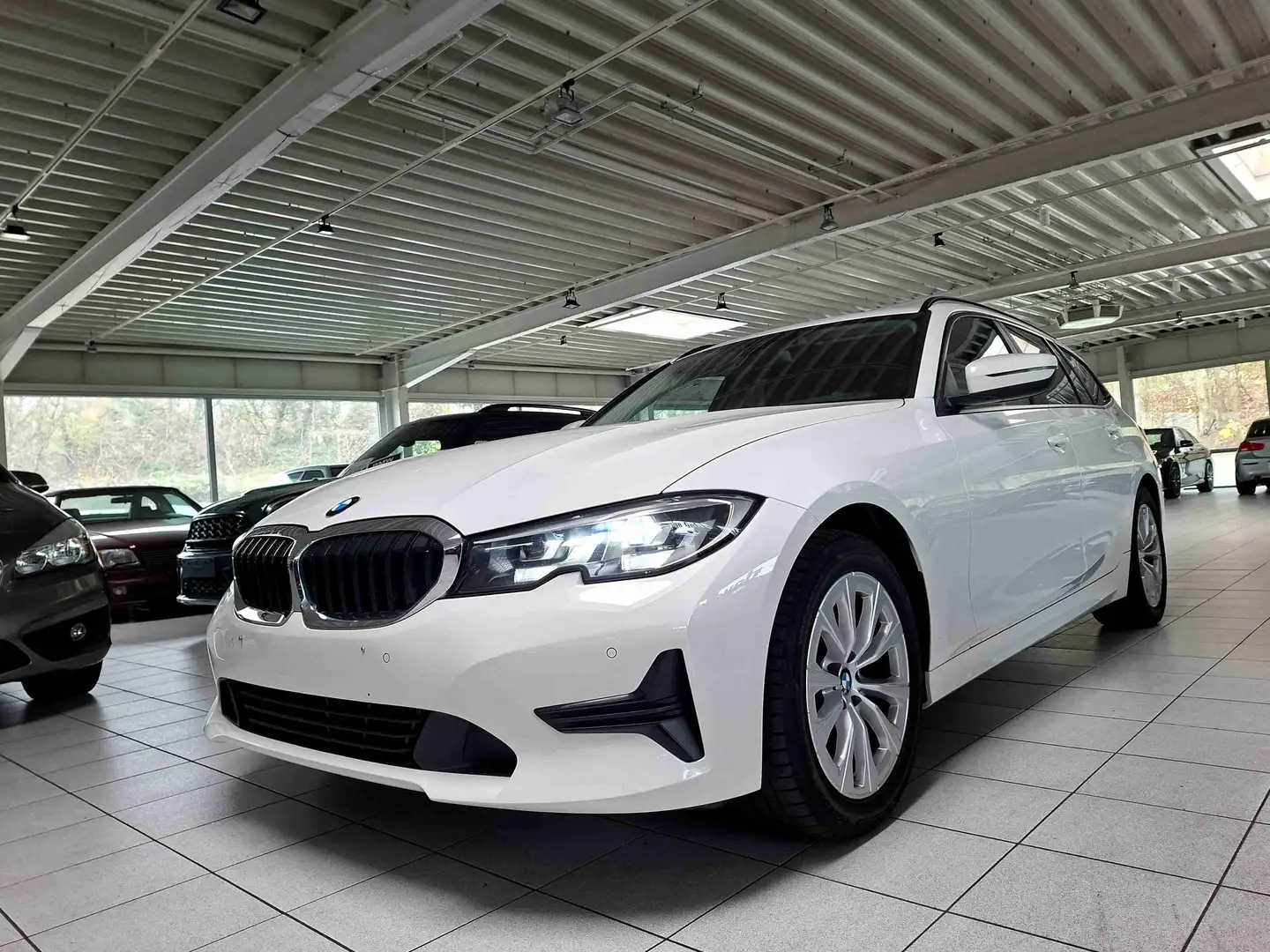 BMW 320 320d Touring xDrive Aut. Navi LiveCockpit Prof AHK Weiß - 1