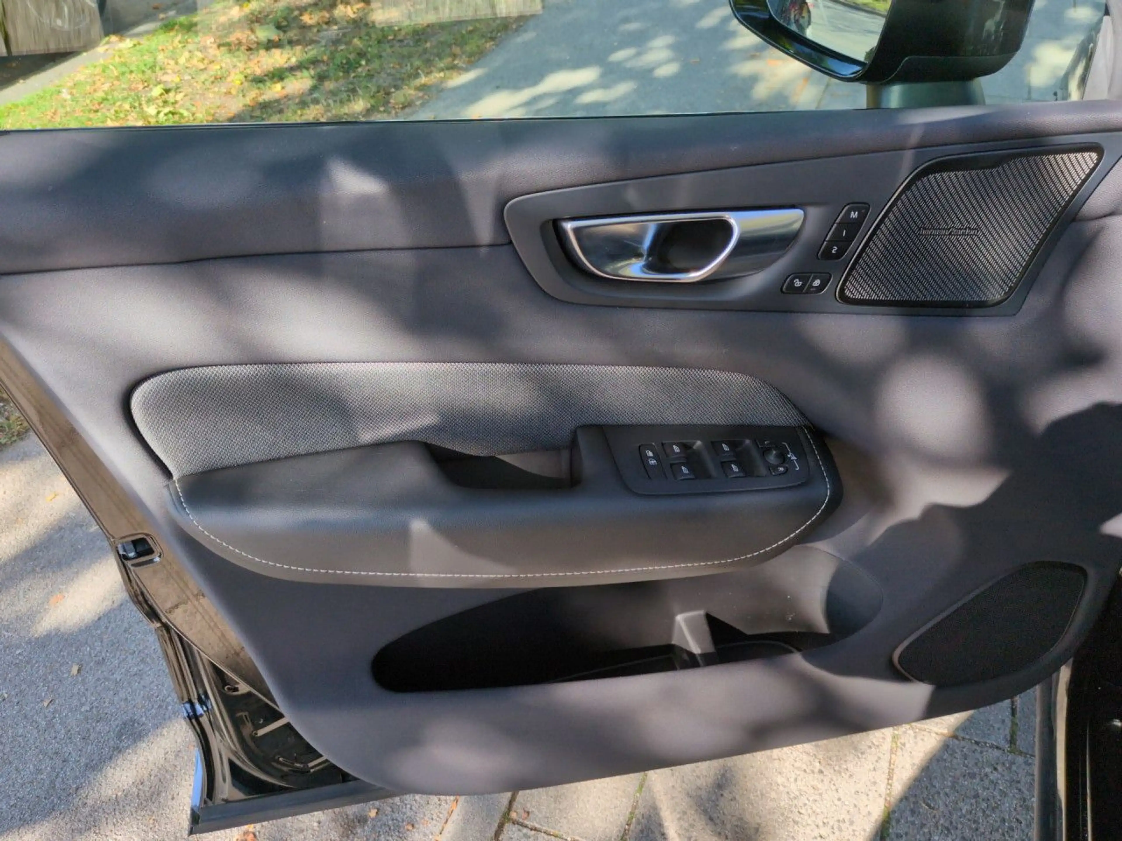 Volvo XC60 XC 60 Plus Black Edition Recharge Plug-In Hybrid A — photo 10