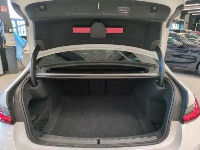 BMW 3 Series view 15