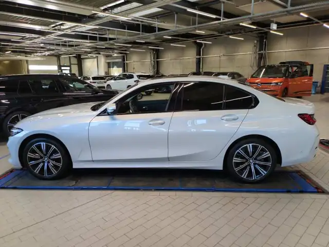 BMW 3 Series view 3