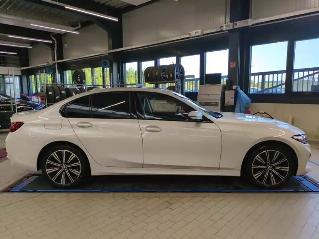 BMW 3 Series view 4