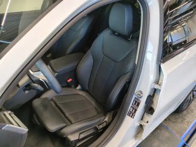 BMW 3 Series view 8