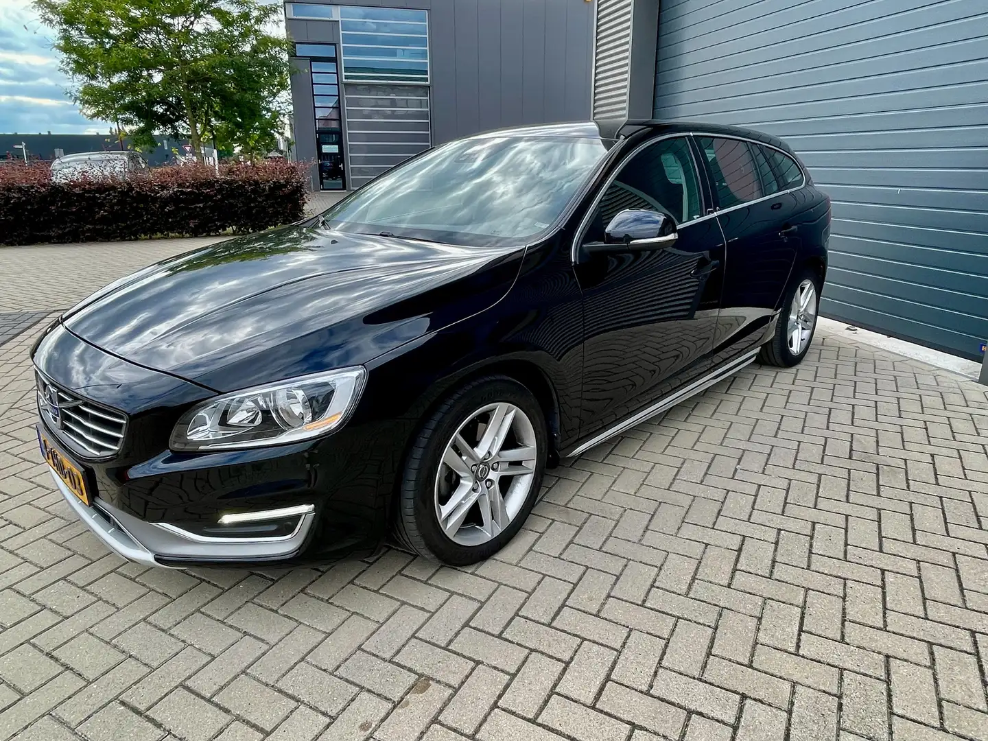 Volvo V60 V60 1.6 T3 Momentum Zwart - 1