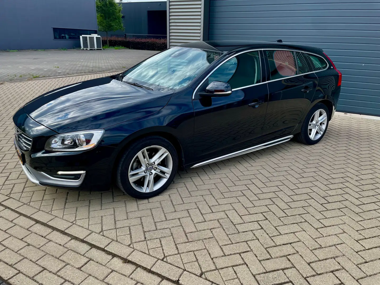 Volvo V60 V60 1.6 T3 Momentum Zwart - 2