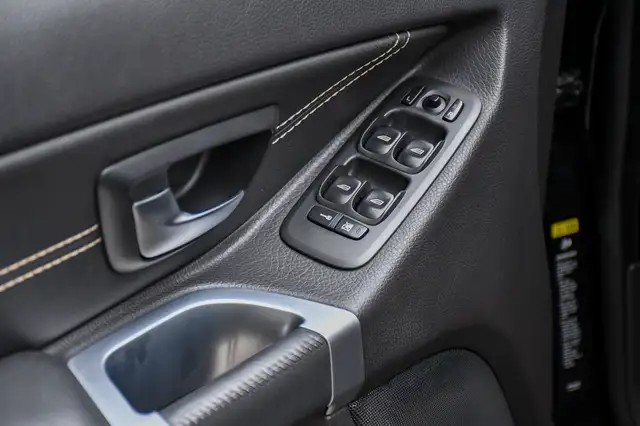 Volvo XC90 view 8