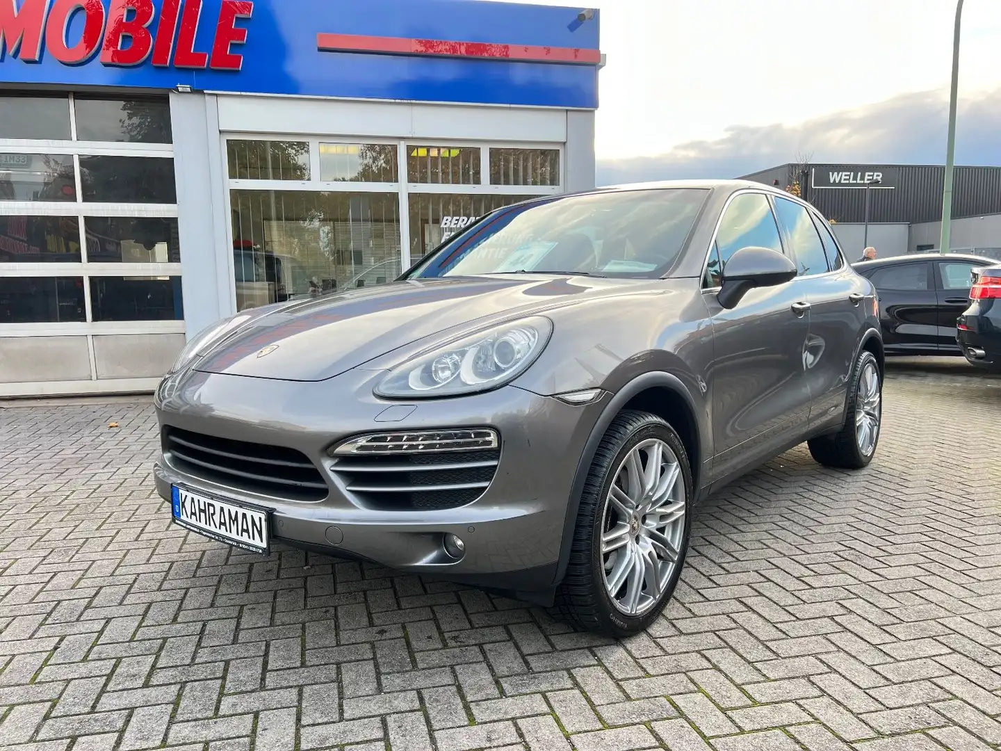 Porsche Cayenne Basis Grau - 2