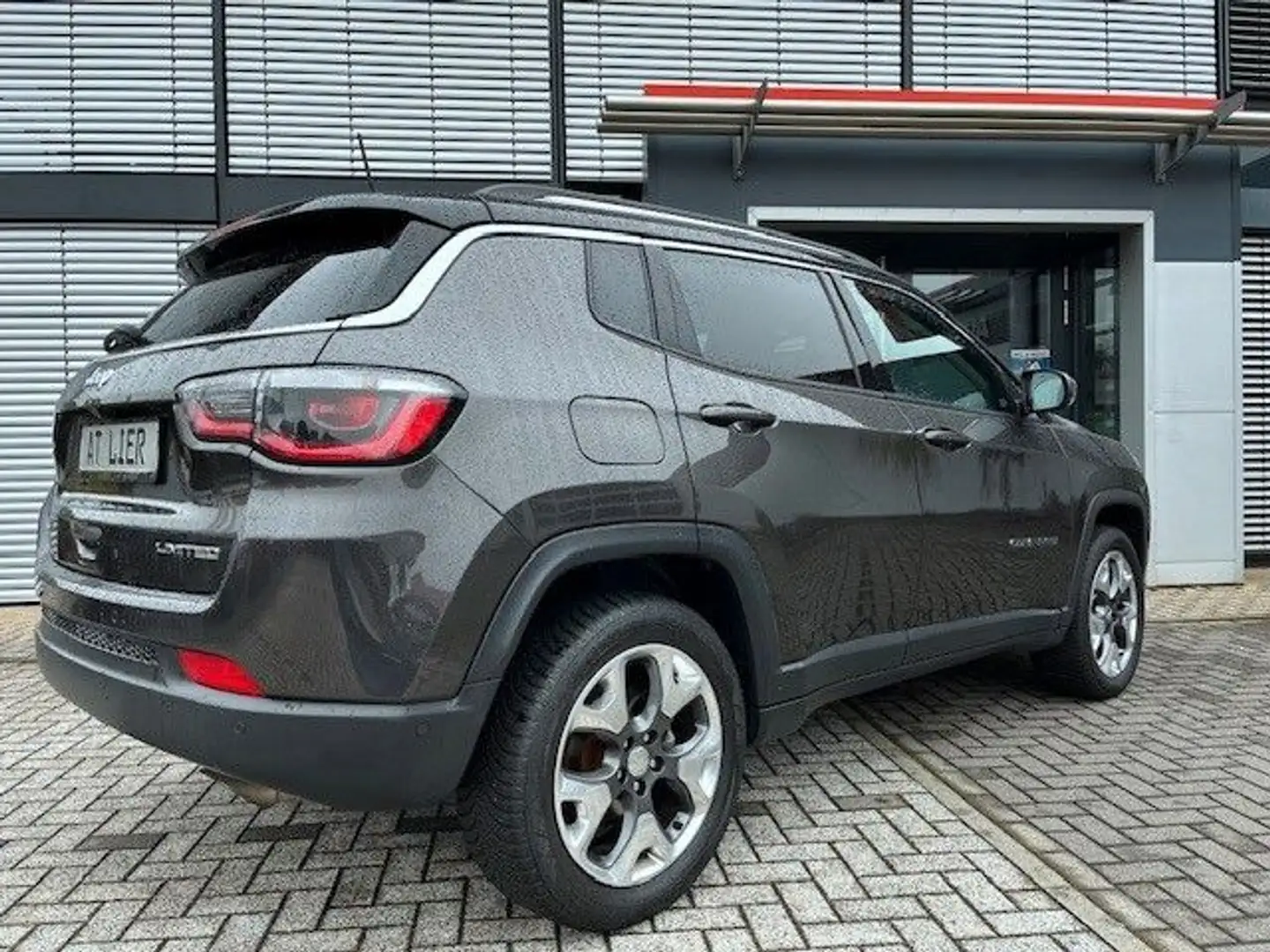 Jeep Compass Limited 1,4 Multiair Automatik 4WD Grau - 2