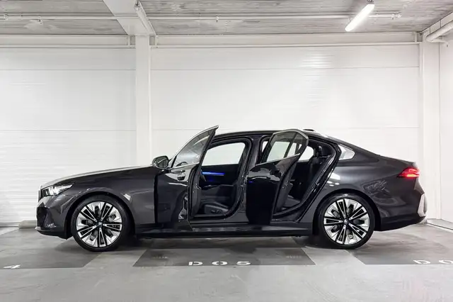 BMW I5 view 3