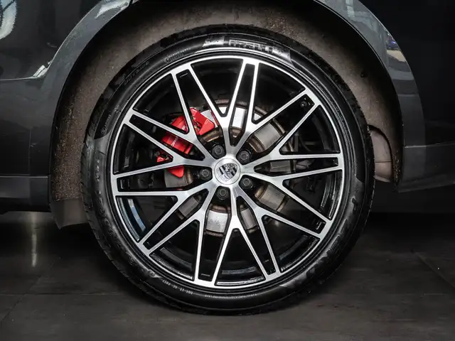 Porsche Macan view 4