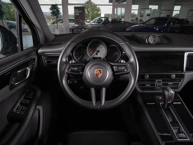 Porsche Macan view 12