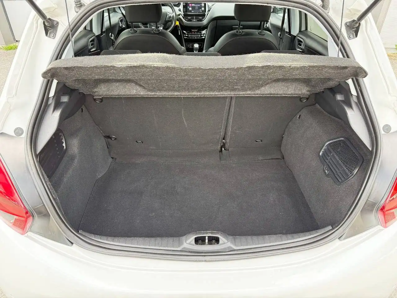 Peugeot 208 208 — photo 7