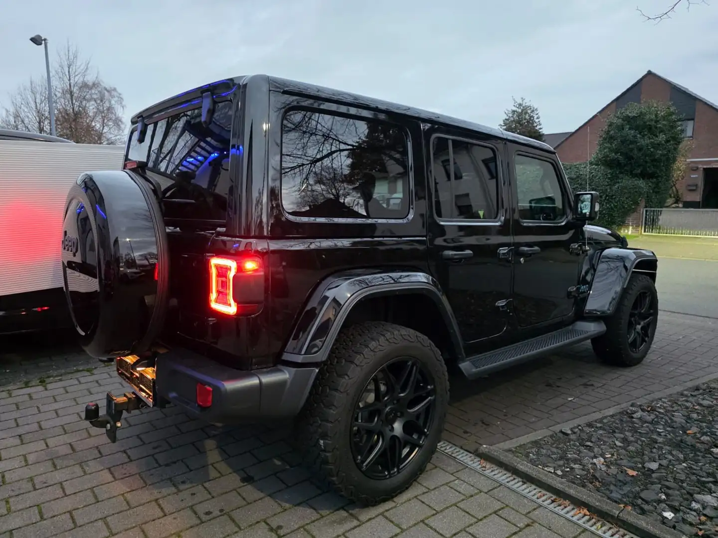 Jeep Wrangler / Wrangler Unlimited Plug-In Hybrid 80T Schwarz - 2