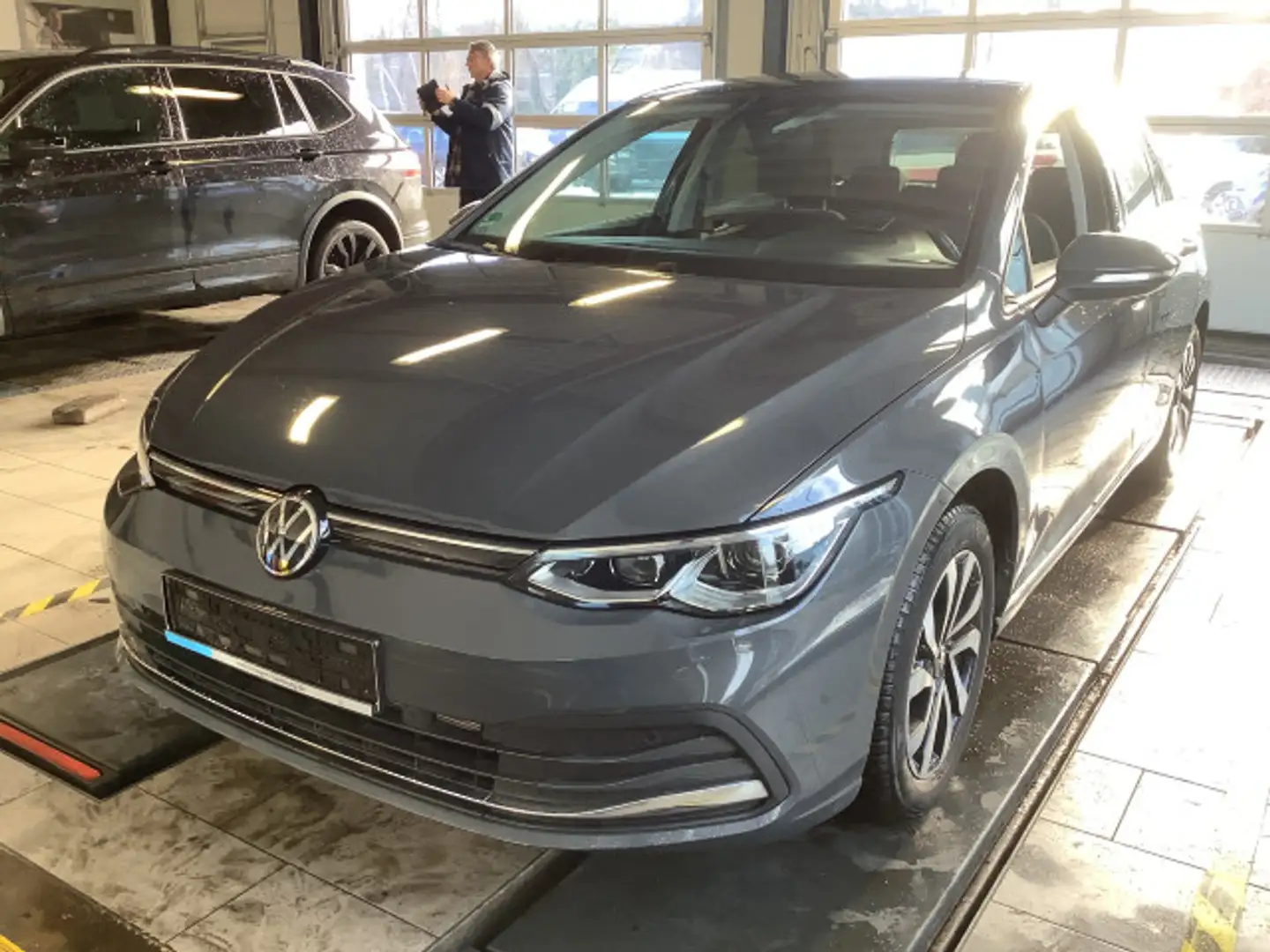 Volkswagen Golf VIII 1.5 TSI Active AHK IQ.Light Pano ACC Grau - 2