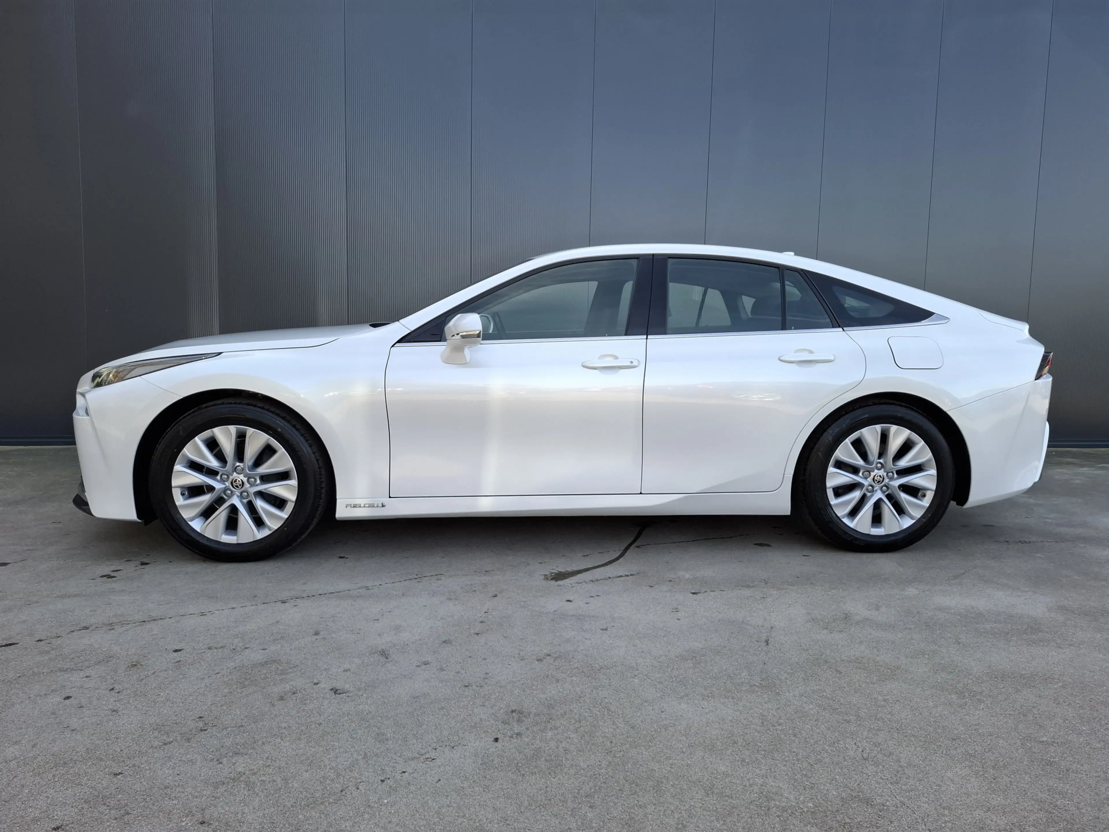 Toyota Mirai WATERSTOF H2 DYNAMIC METALLIC JBL AUDIO APPLE CARP — photo 4