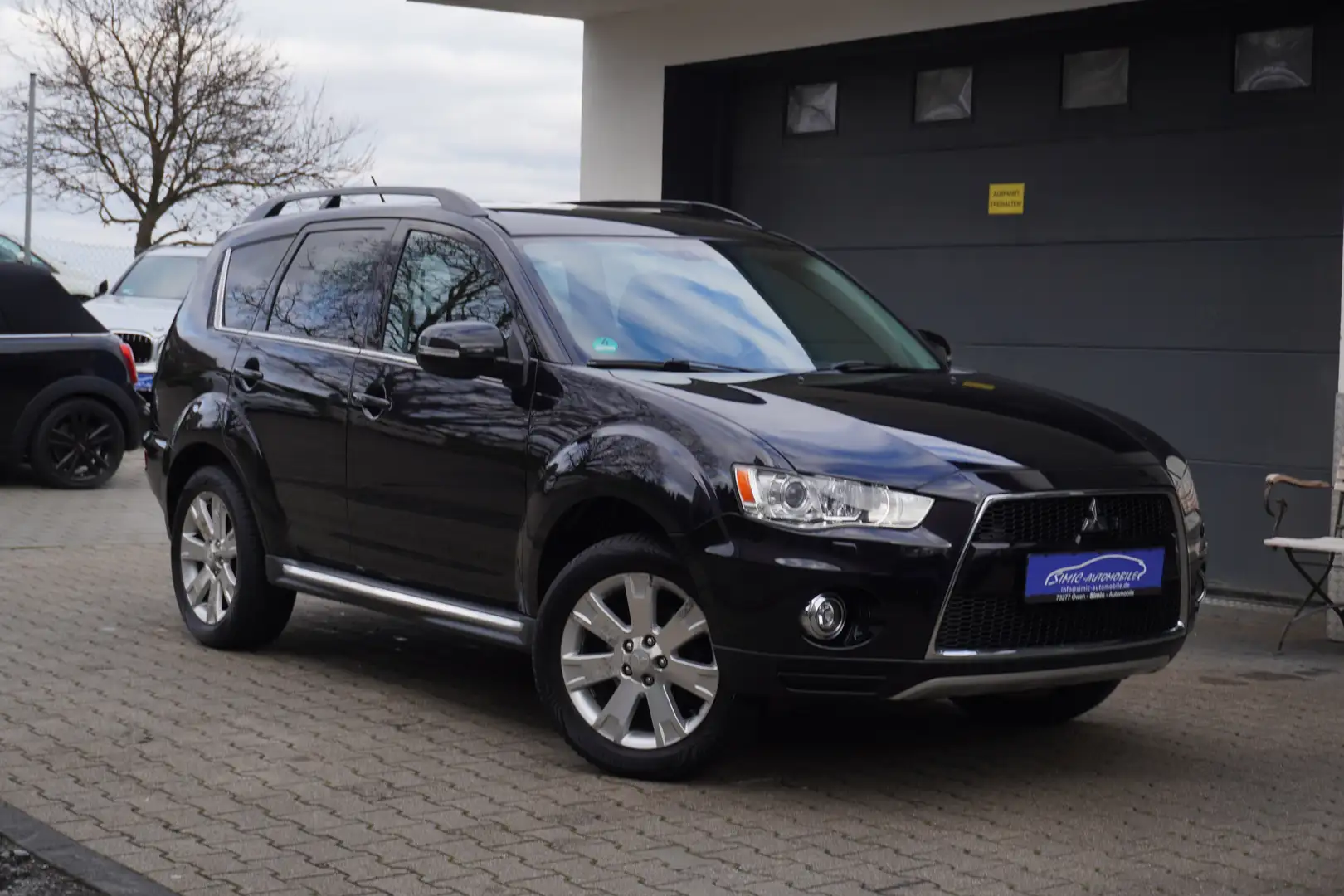 Mitsubishi Outlander 2.0 MIVEC Motion KLIMA+tLEDER+AHK+ALU+KAMERA+XENON Schwarz - 1