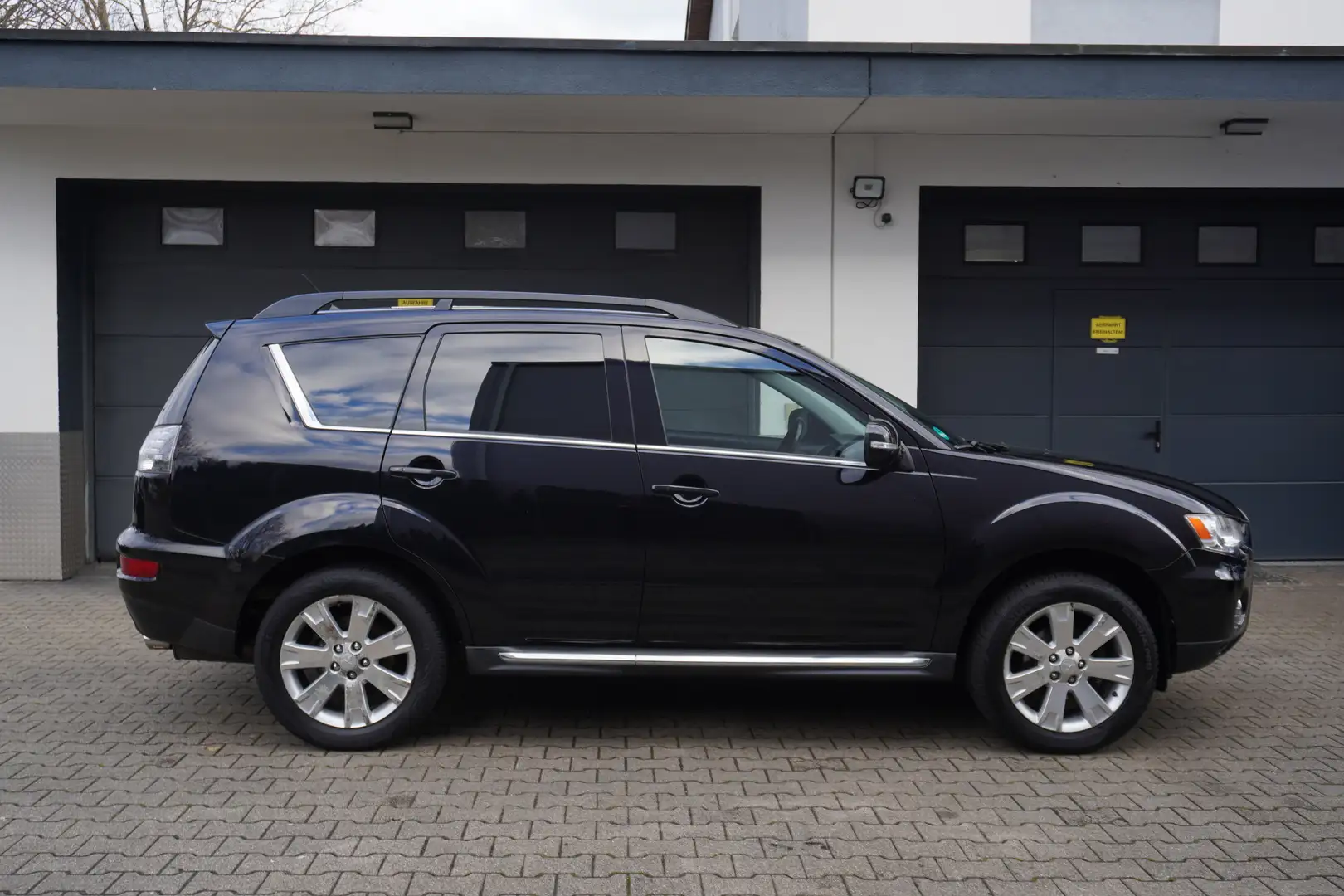 Mitsubishi Outlander 2.0 MIVEC Motion KLIMA+tLEDER+AHK+ALU+KAMERA+XENON Schwarz - 2